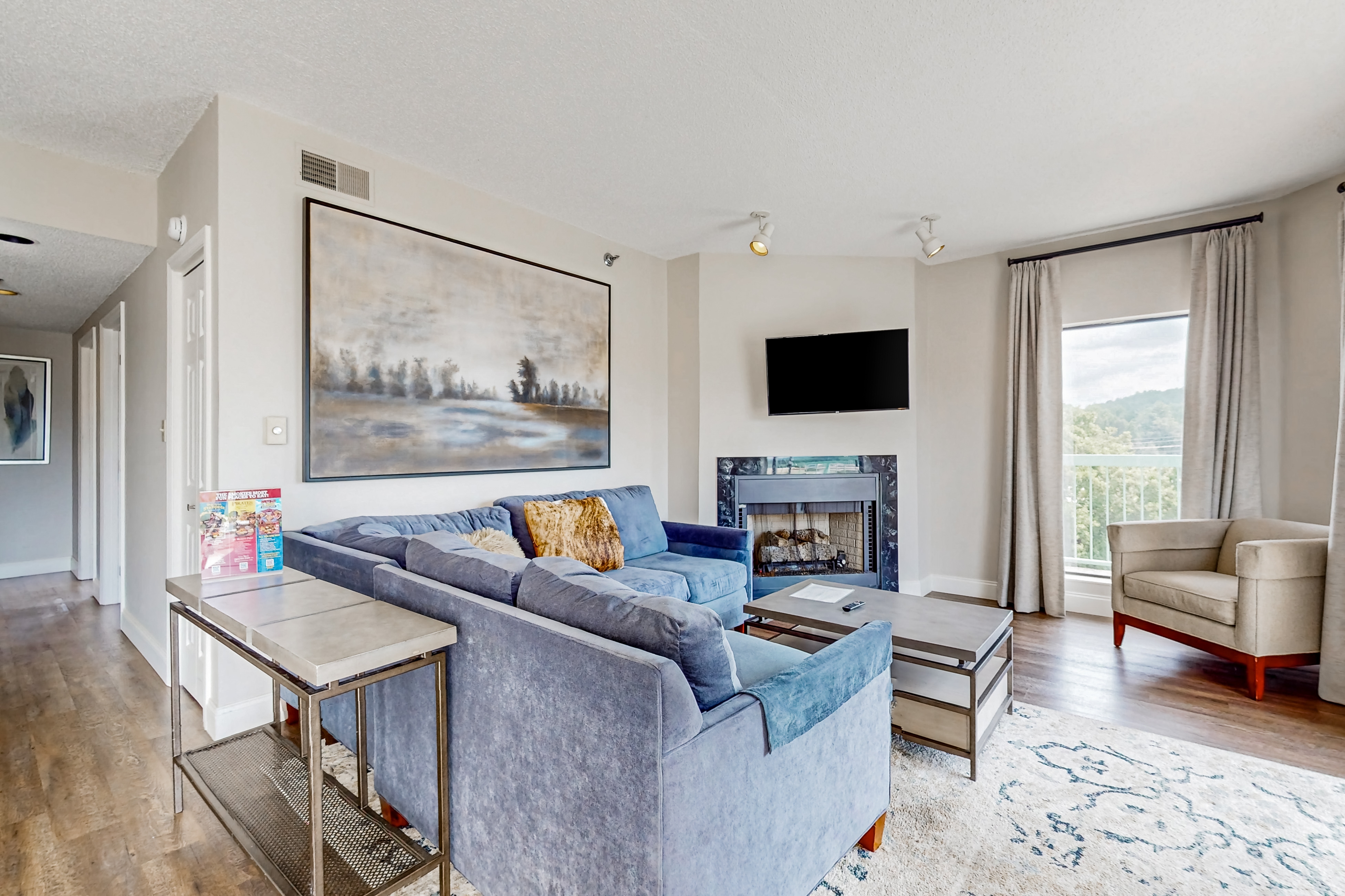 Top-Floor River & Mtn View Condo, Sleeps 6・Pool