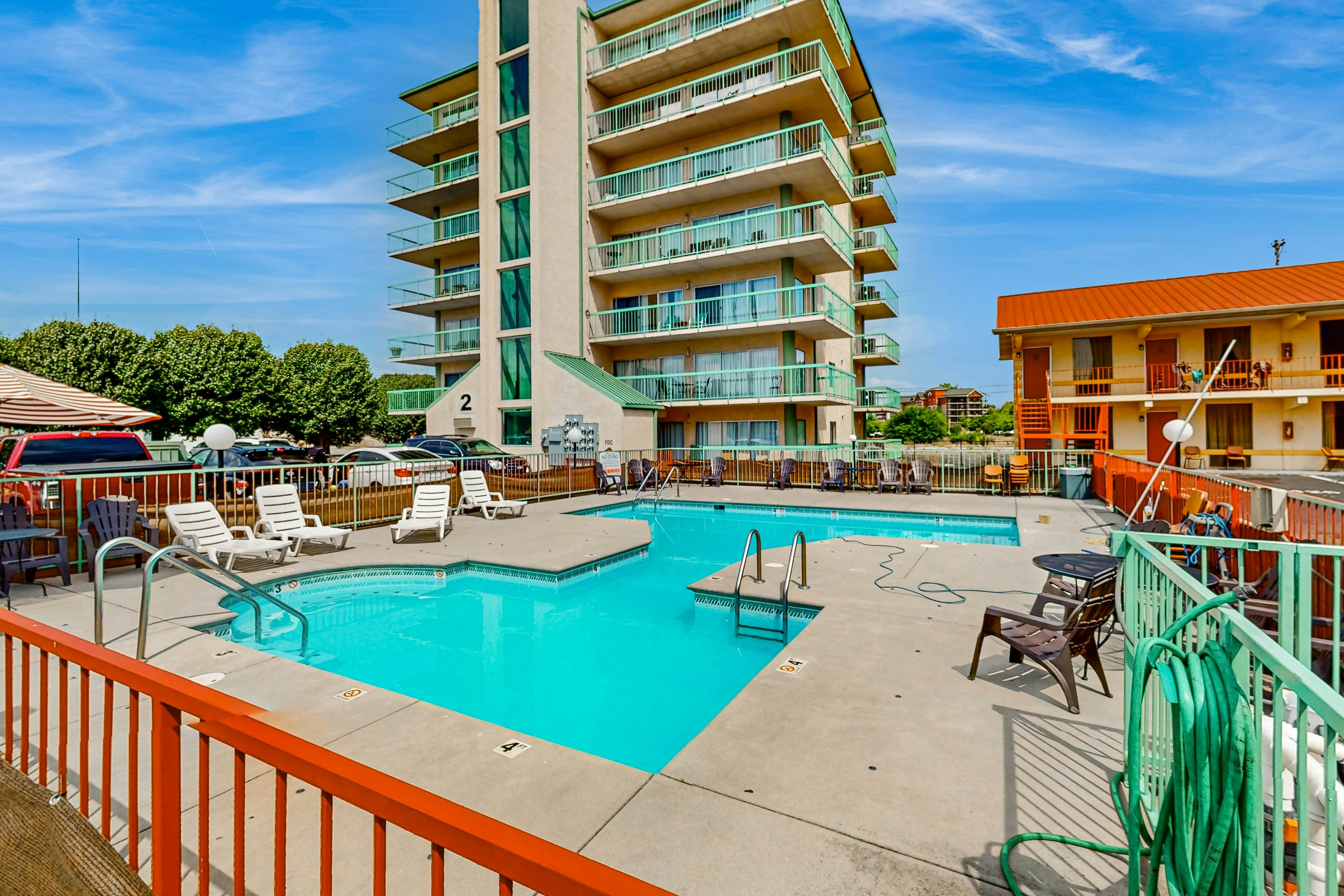 Top-Floor River & Mtn View Condo, Sleeps 6・Pool