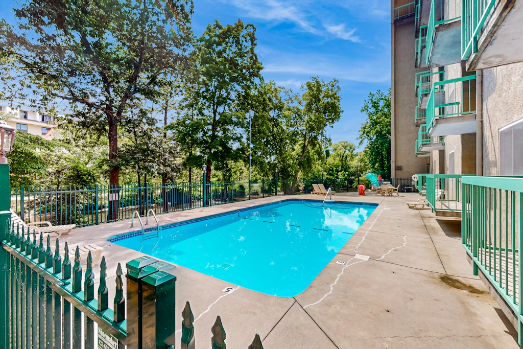 Top-Floor River & Mtn View Condo・Sleeps 6・Pool