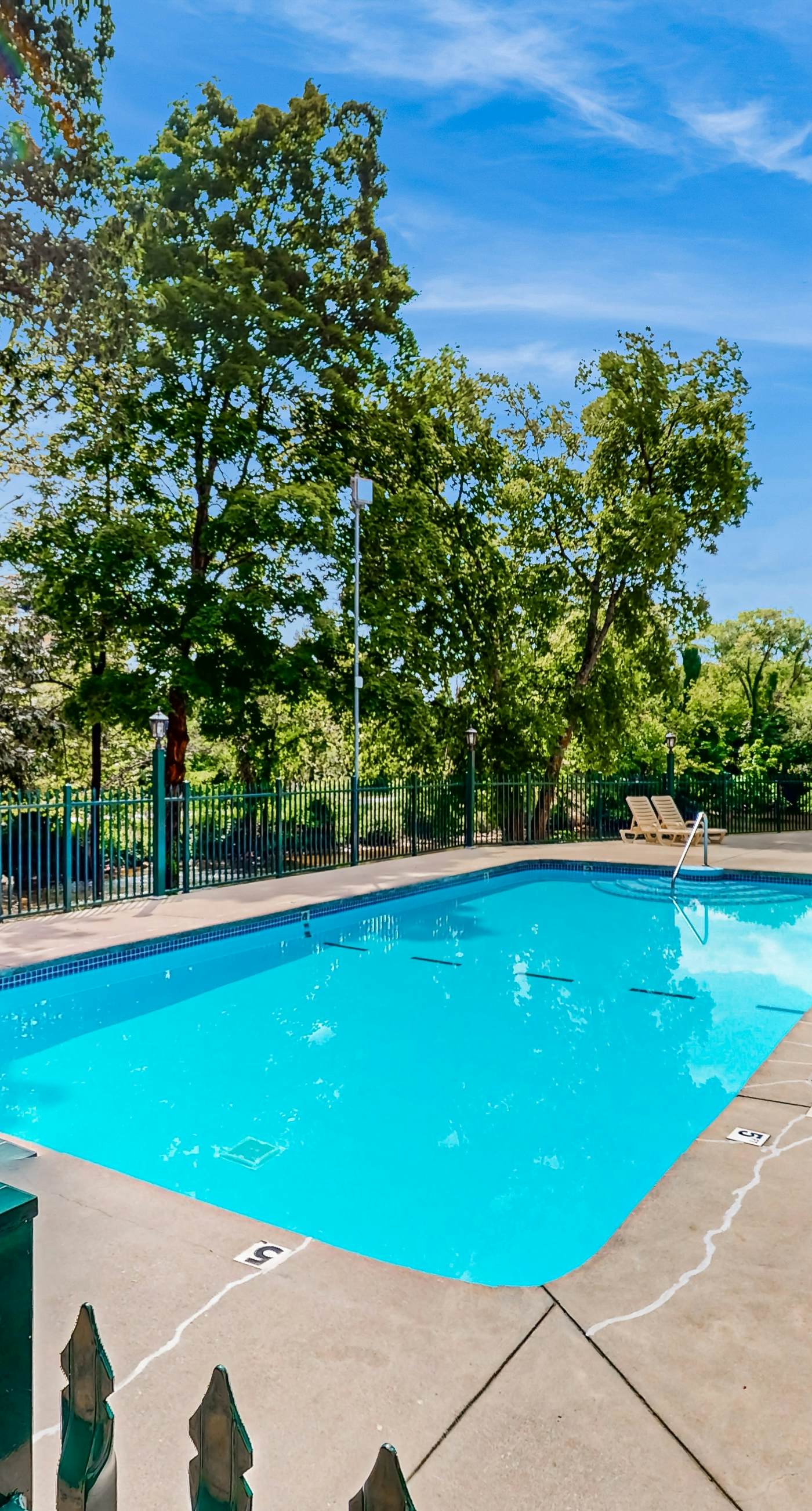 Top-Floor River & Mtn View Condo・Sleeps 6・Pool