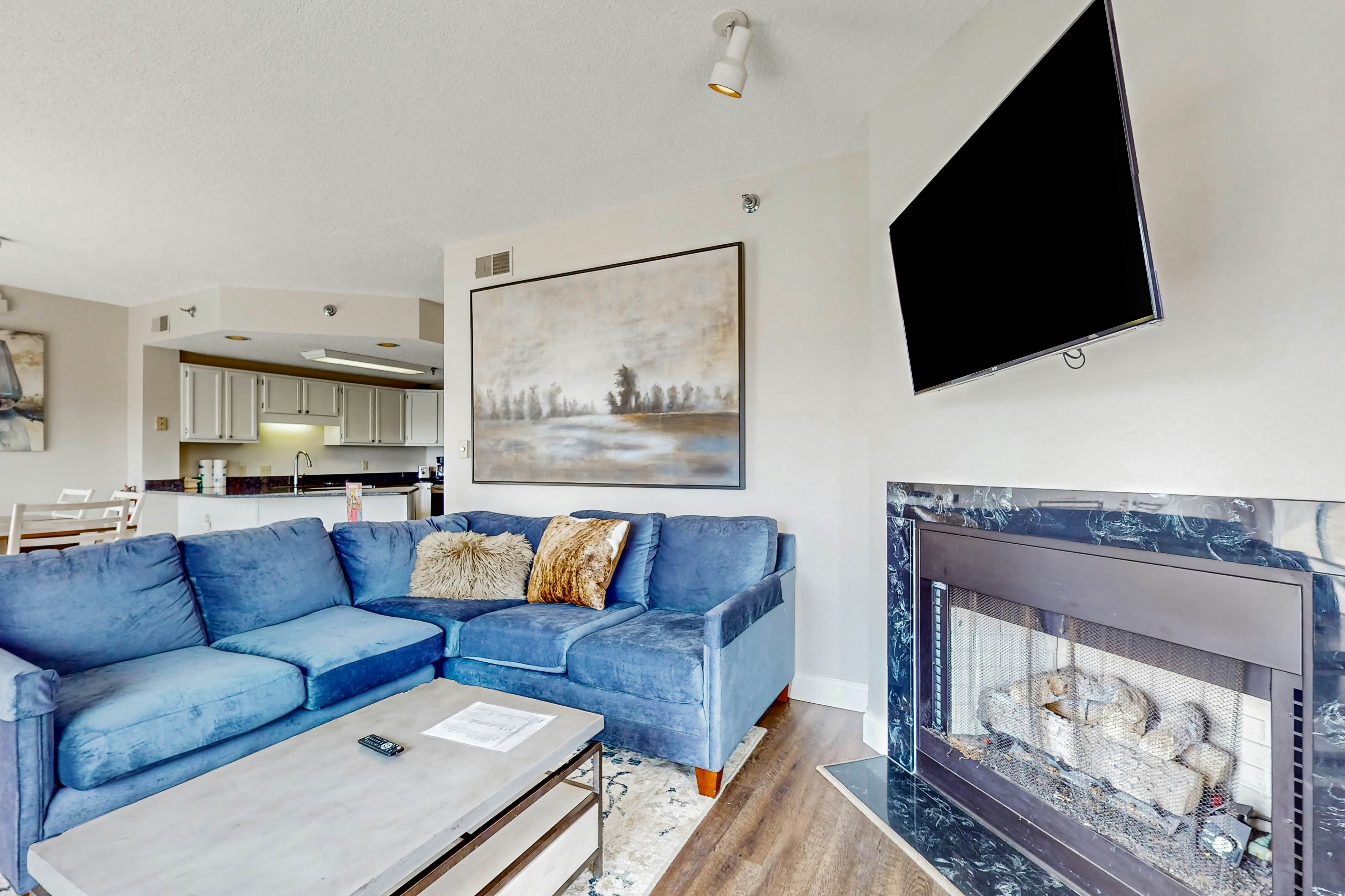 Top-Floor River & Mtn View Condo, Sleeps 6・Pool