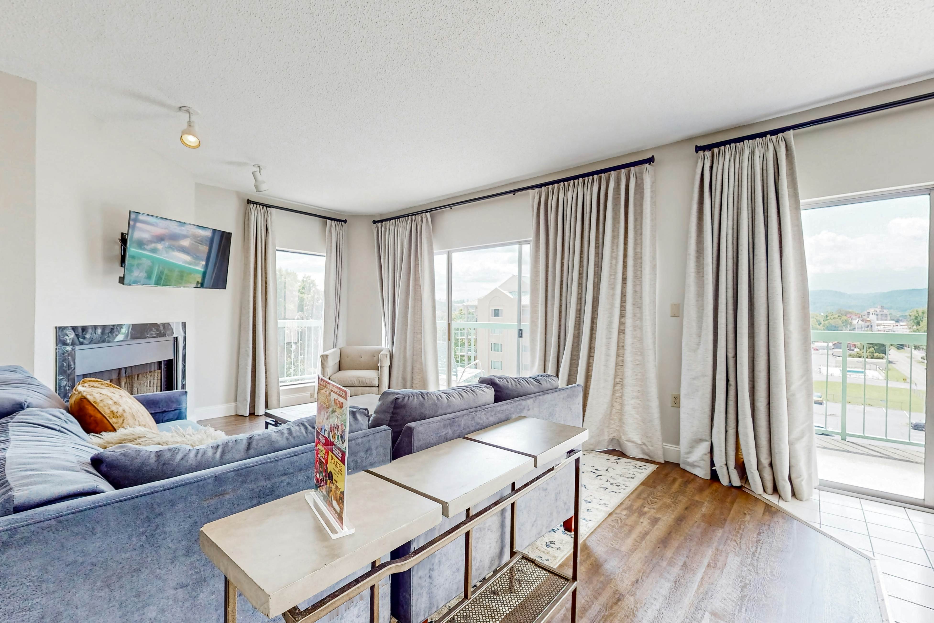 Top-Floor River & Mtn View Condo, Sleeps 6・Pool