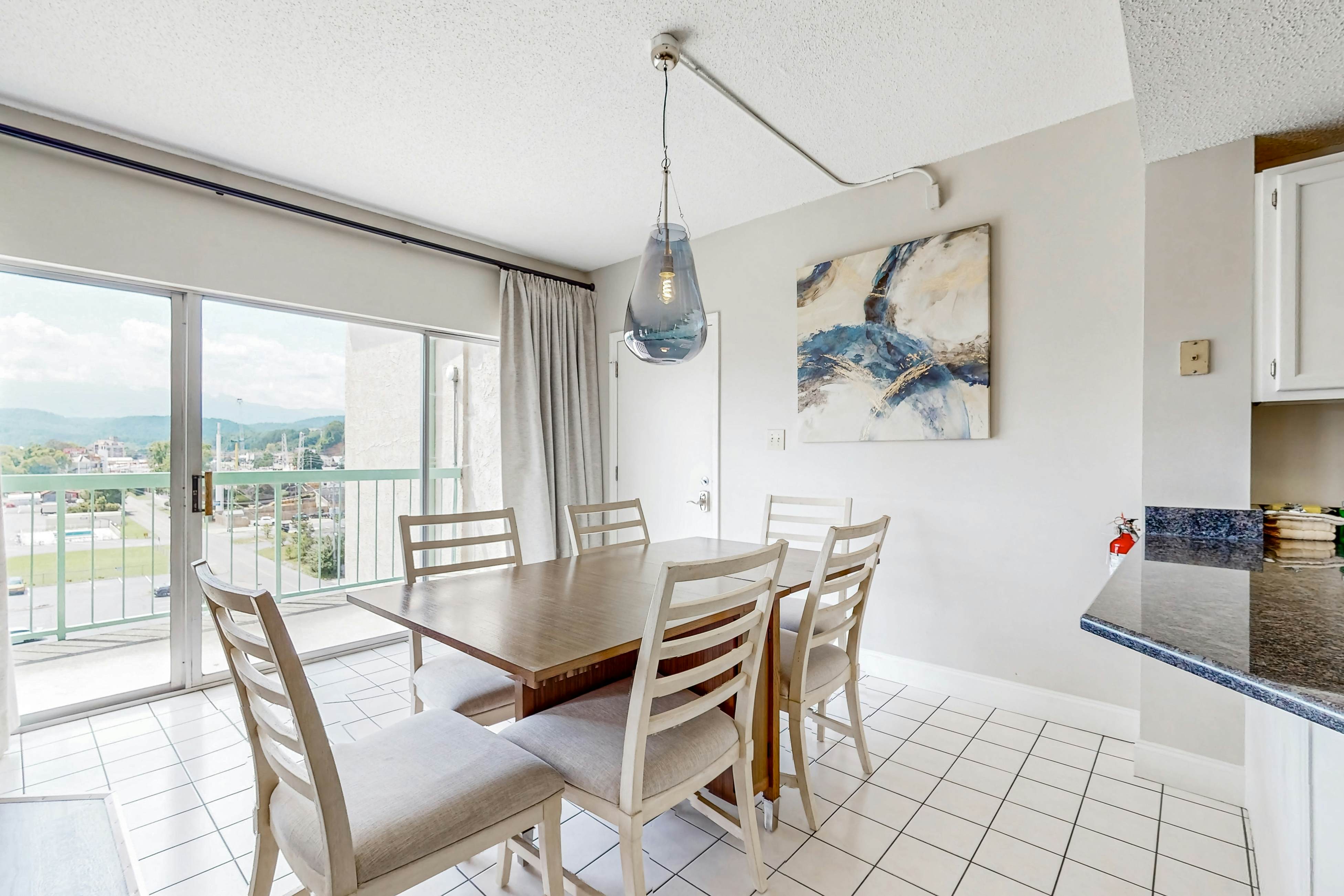 Top-Floor River & Mtn View Condo, Sleeps 6・Pool