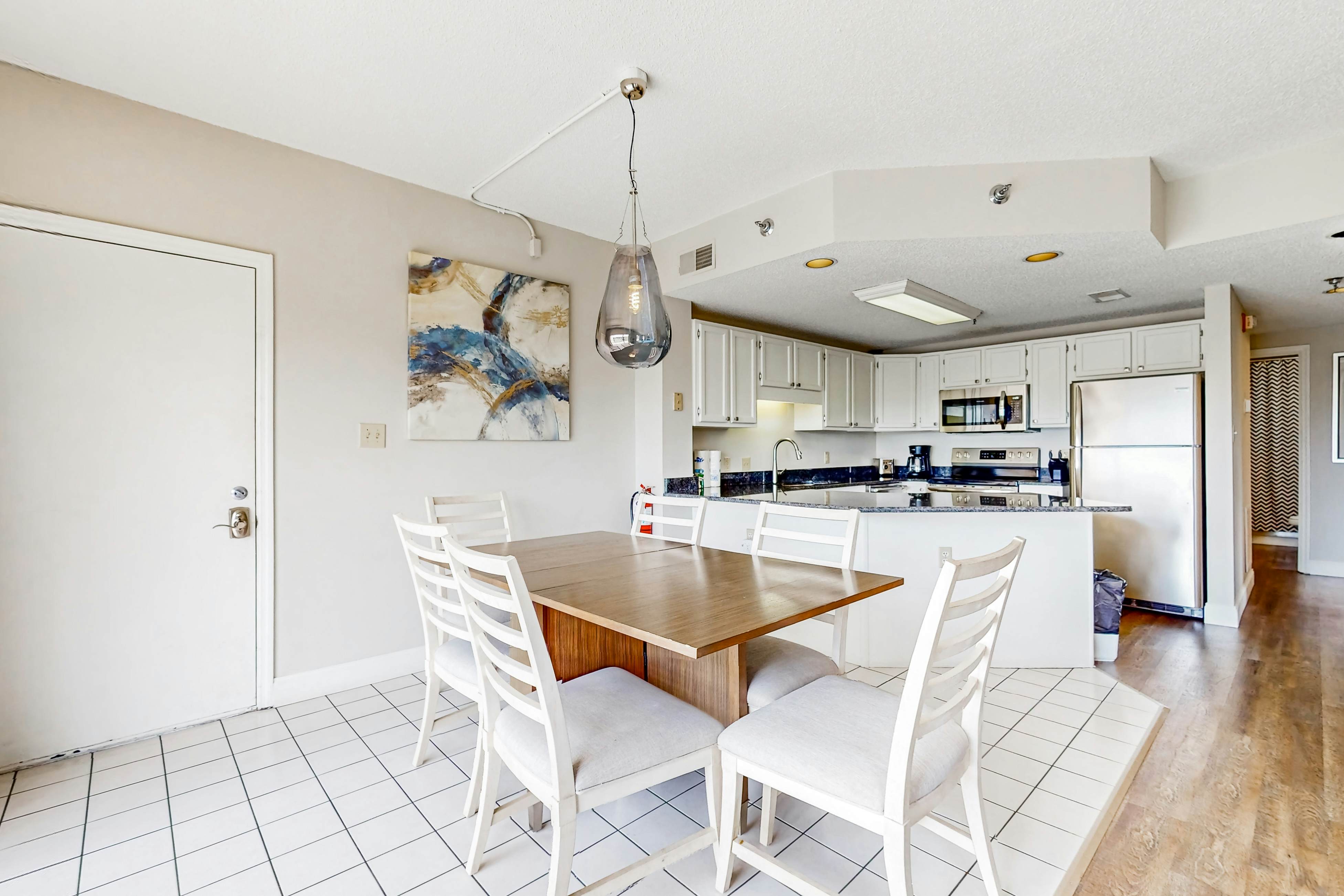 Top-Floor River & Mtn View Condo, Sleeps 6・Pool