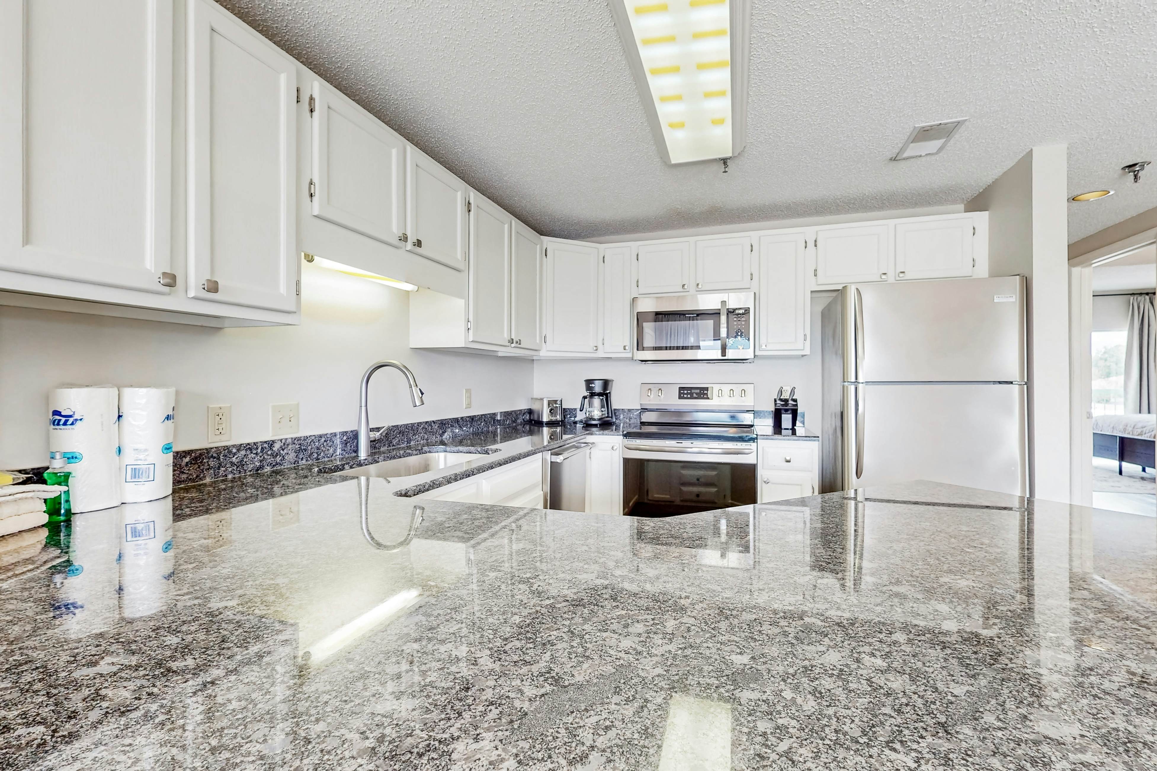 Top-Floor River & Mtn View Condo, Sleeps 6・Pool