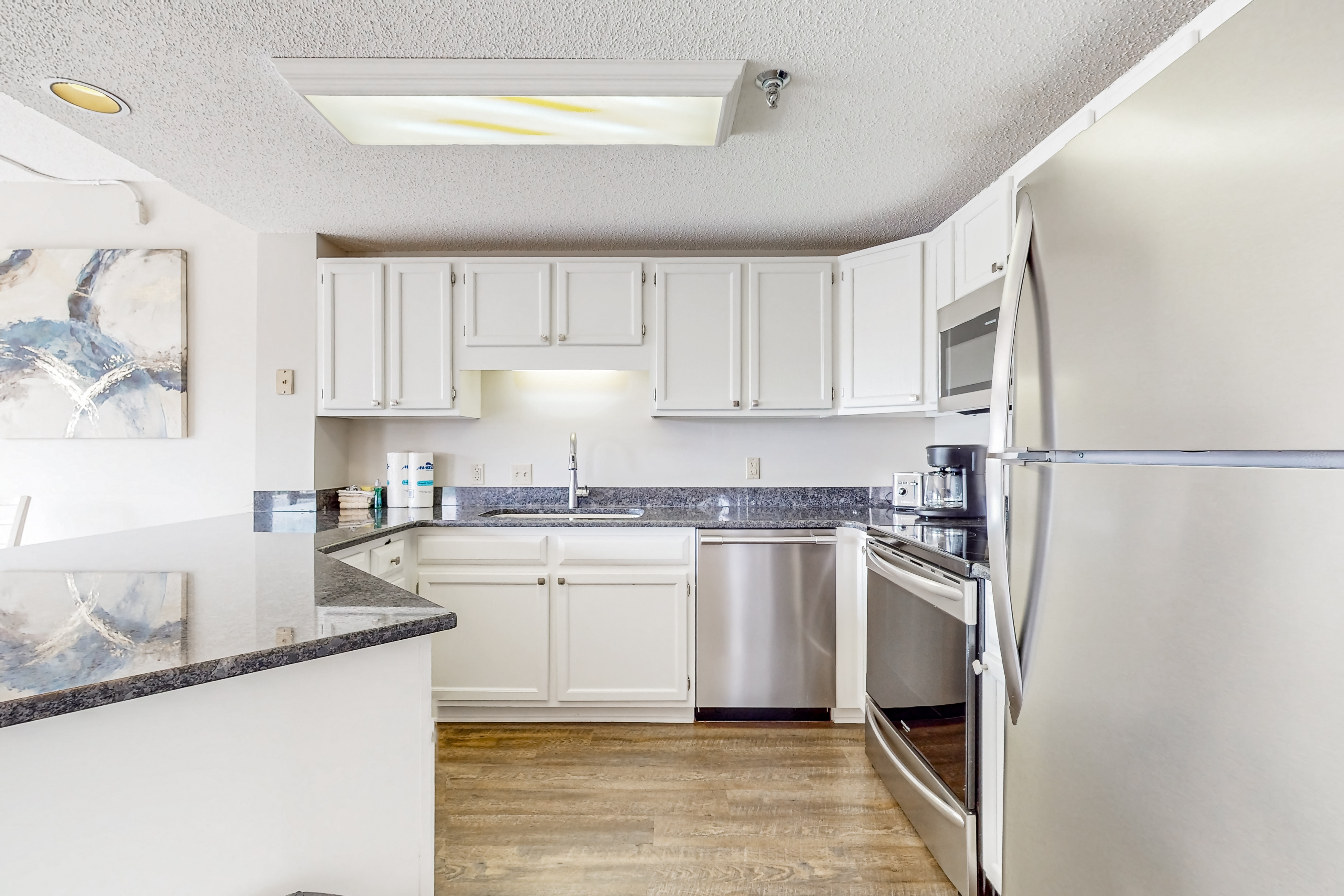 Top-Floor River & Mtn View Condo, Sleeps 6・Pool