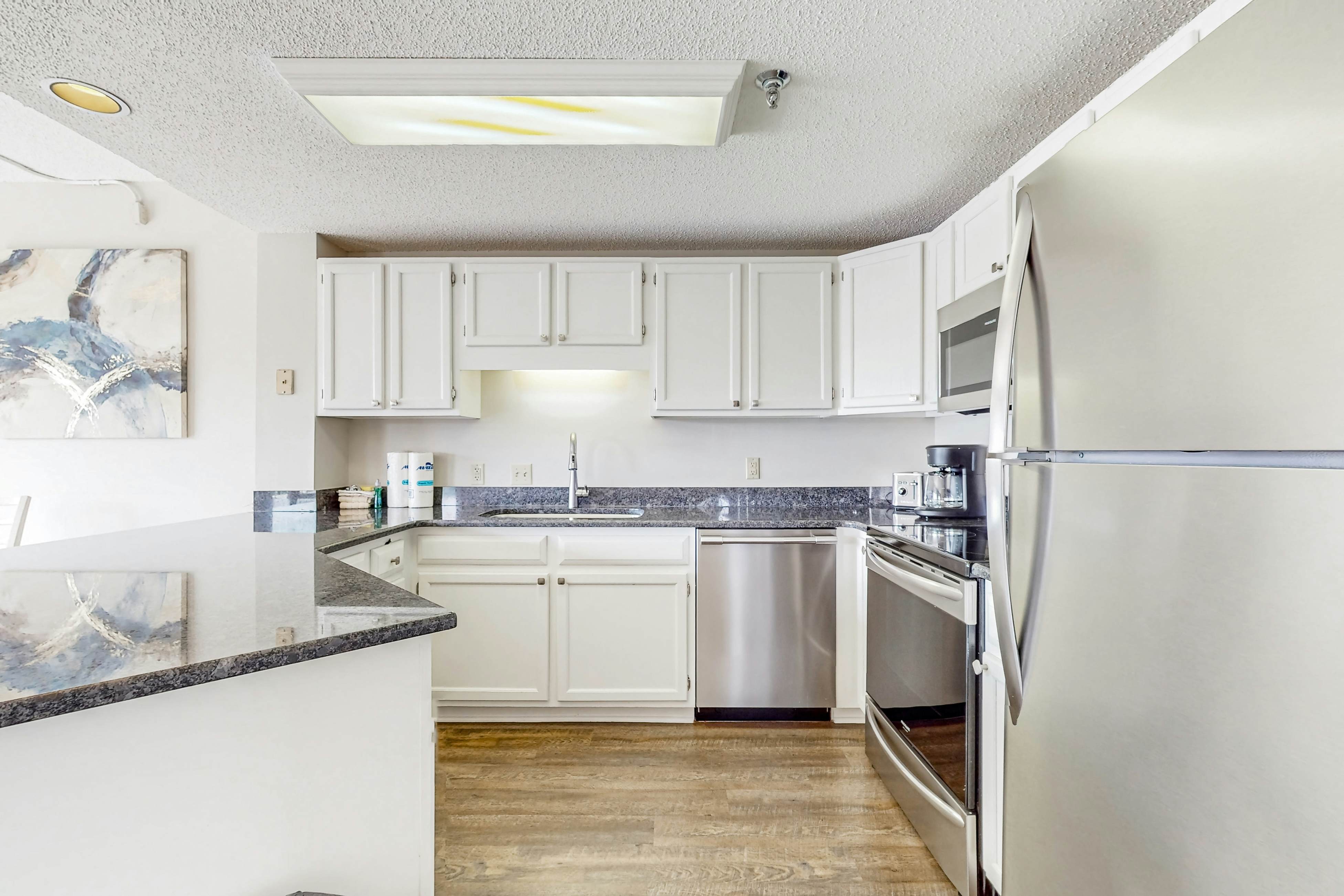 Top-Floor River & Mtn View Condo, Sleeps 6・Pool