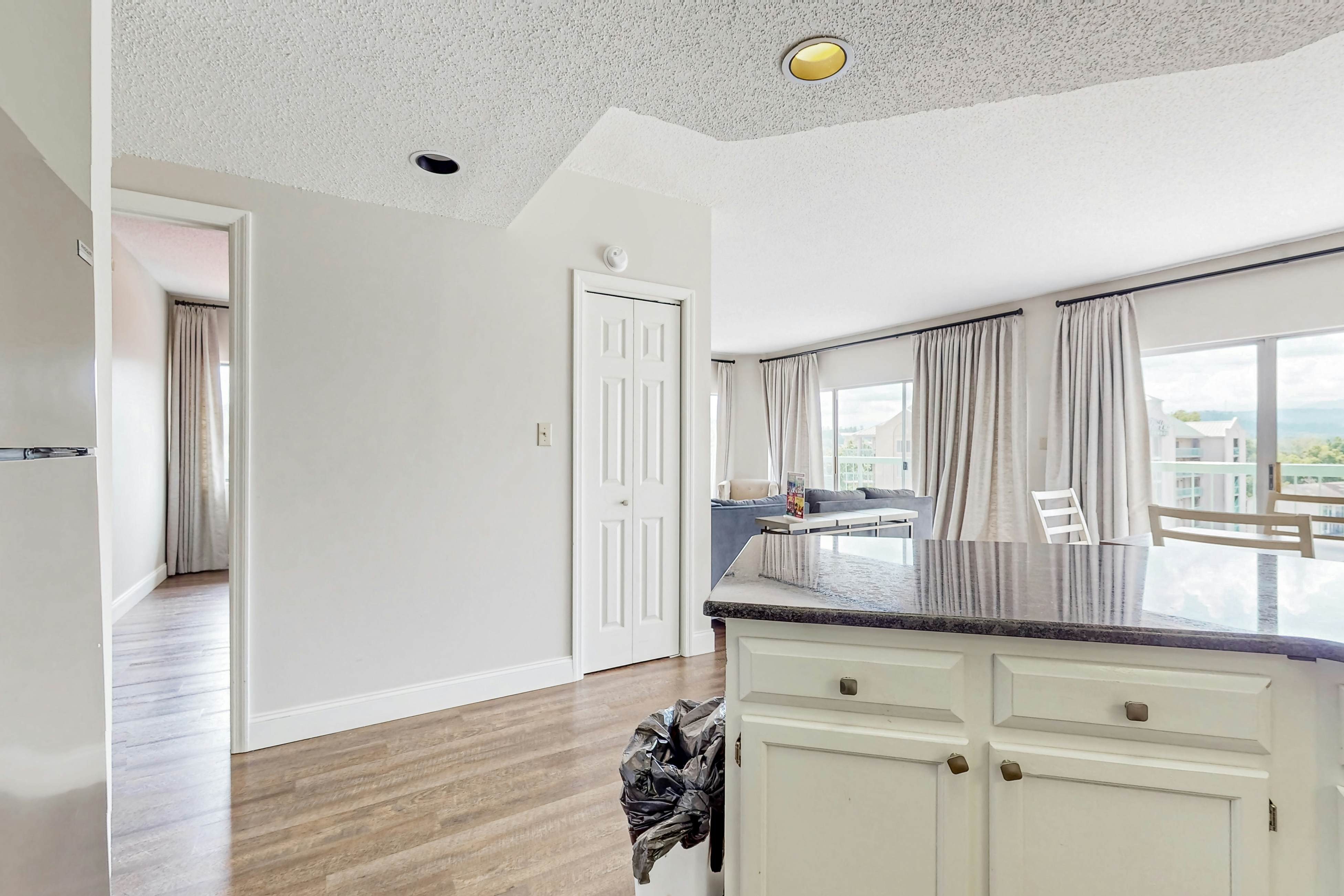 Top-Floor River & Mtn View Condo, Sleeps 6・Pool