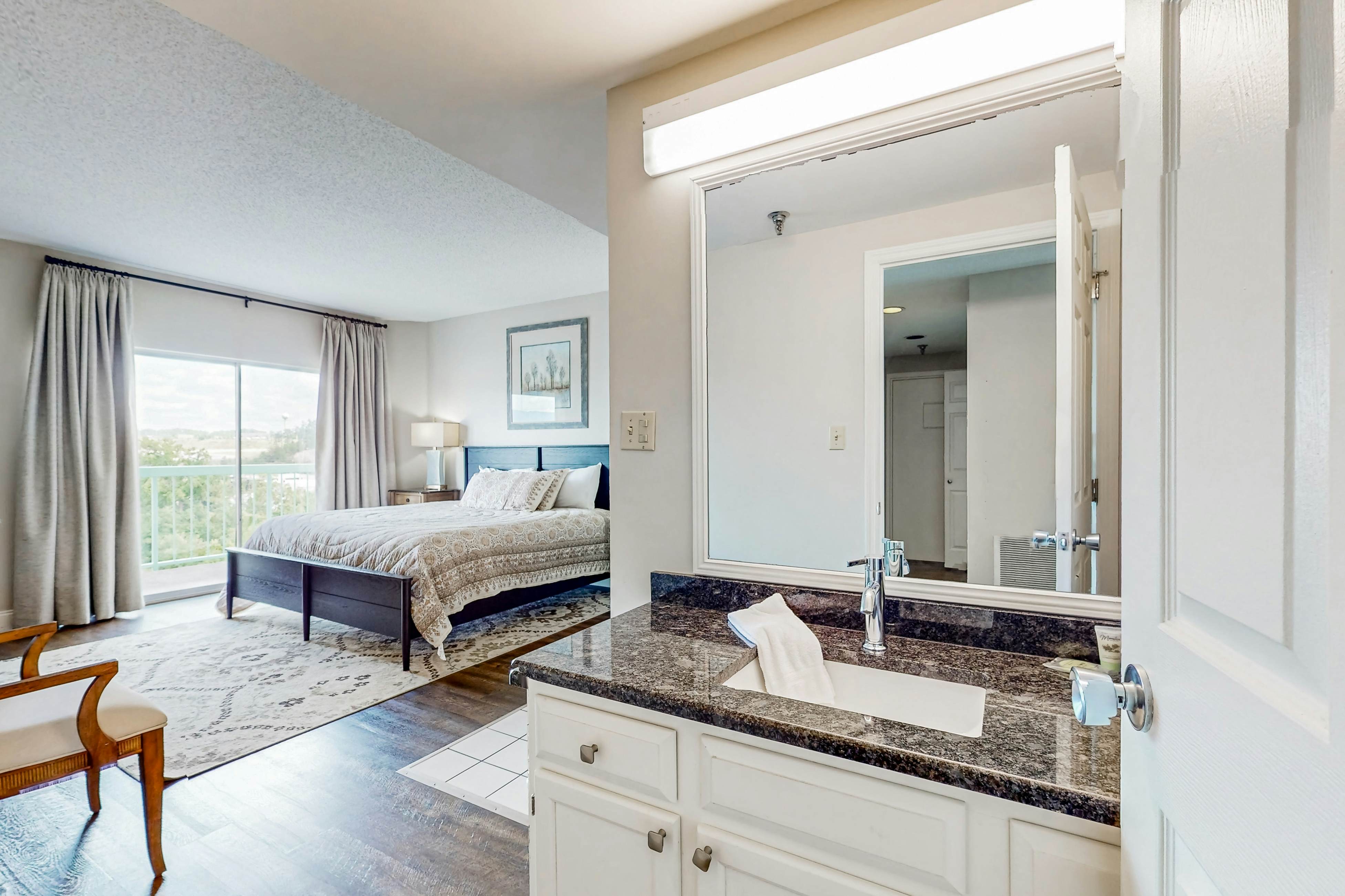 Top-Floor River & Mtn View Condo, Sleeps 6・Pool