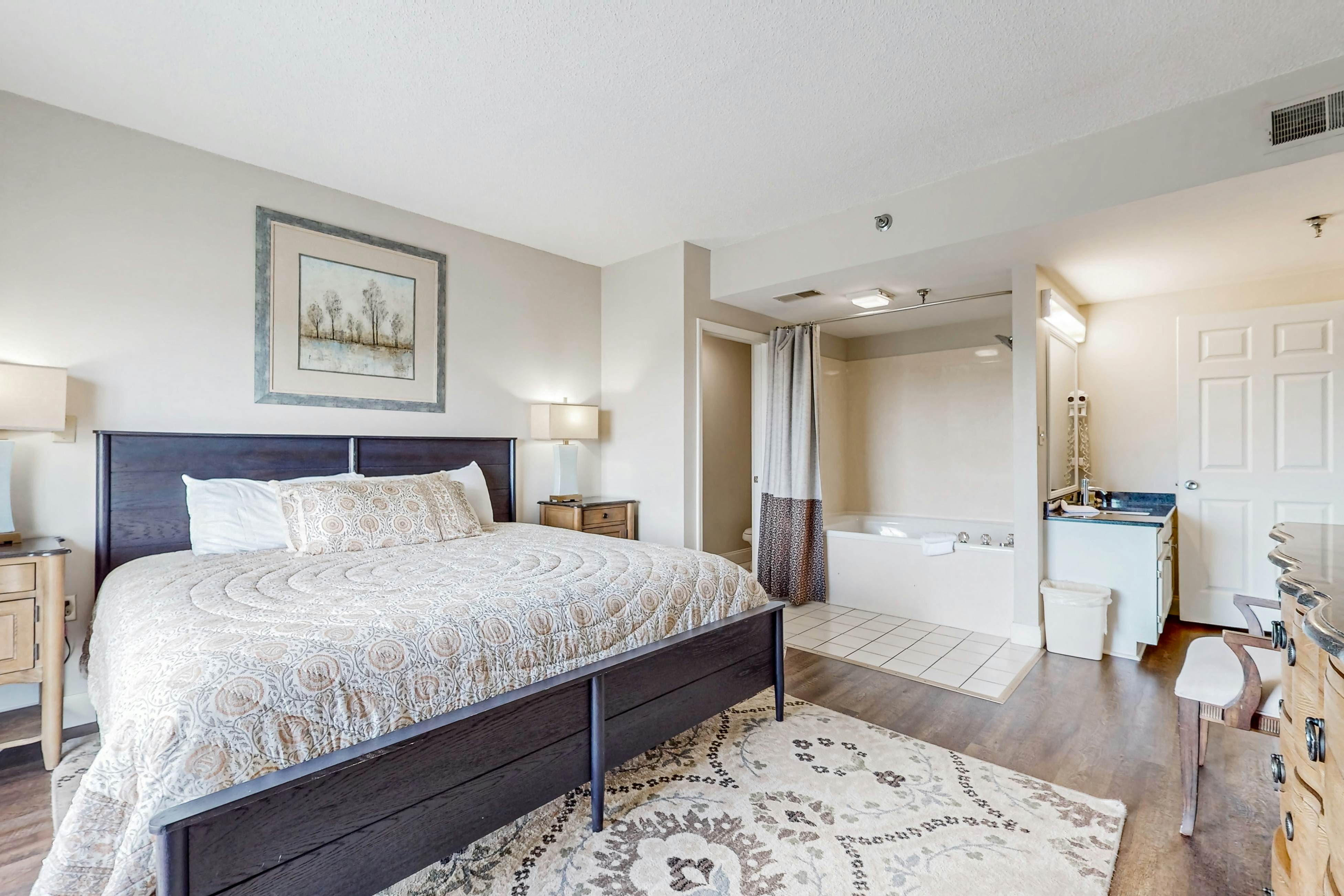 Top-Floor River & Mtn View Condo, Sleeps 6・Pool