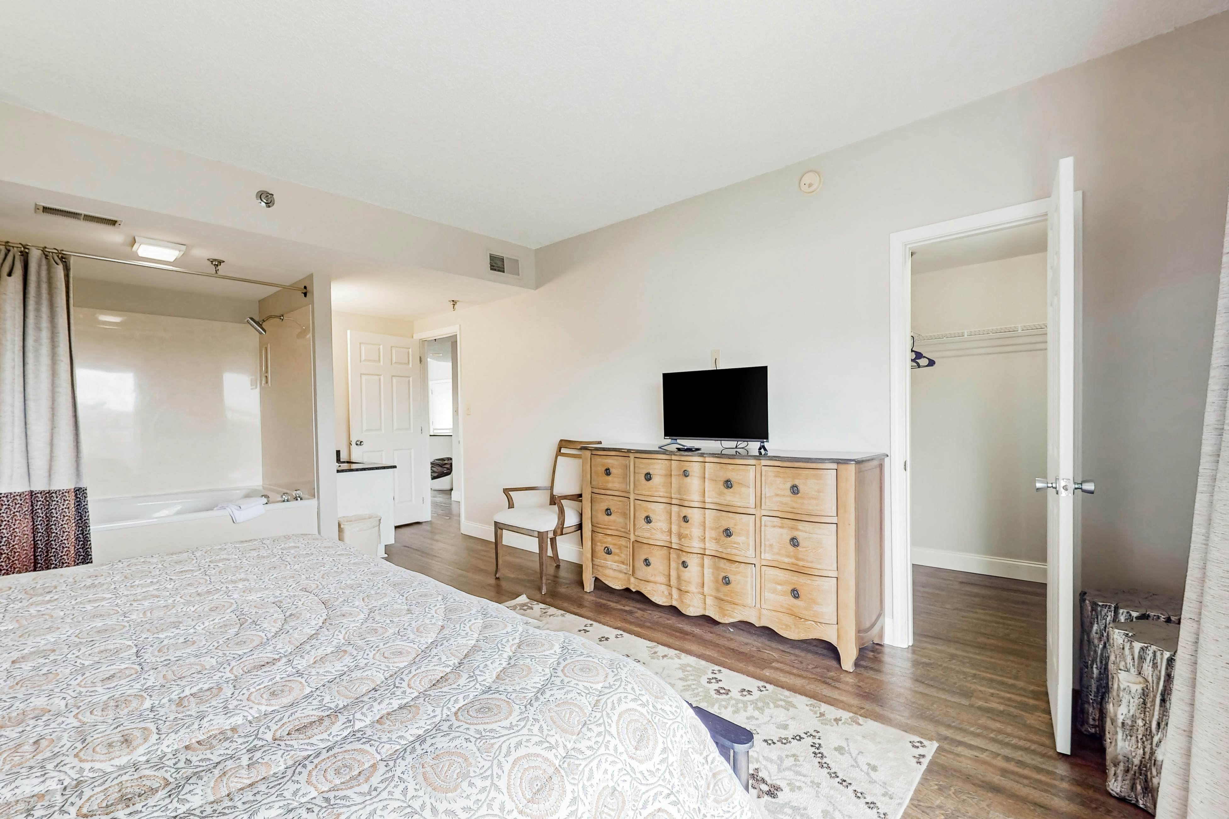 Top-Floor River & Mtn View Condo, Sleeps 6・Pool