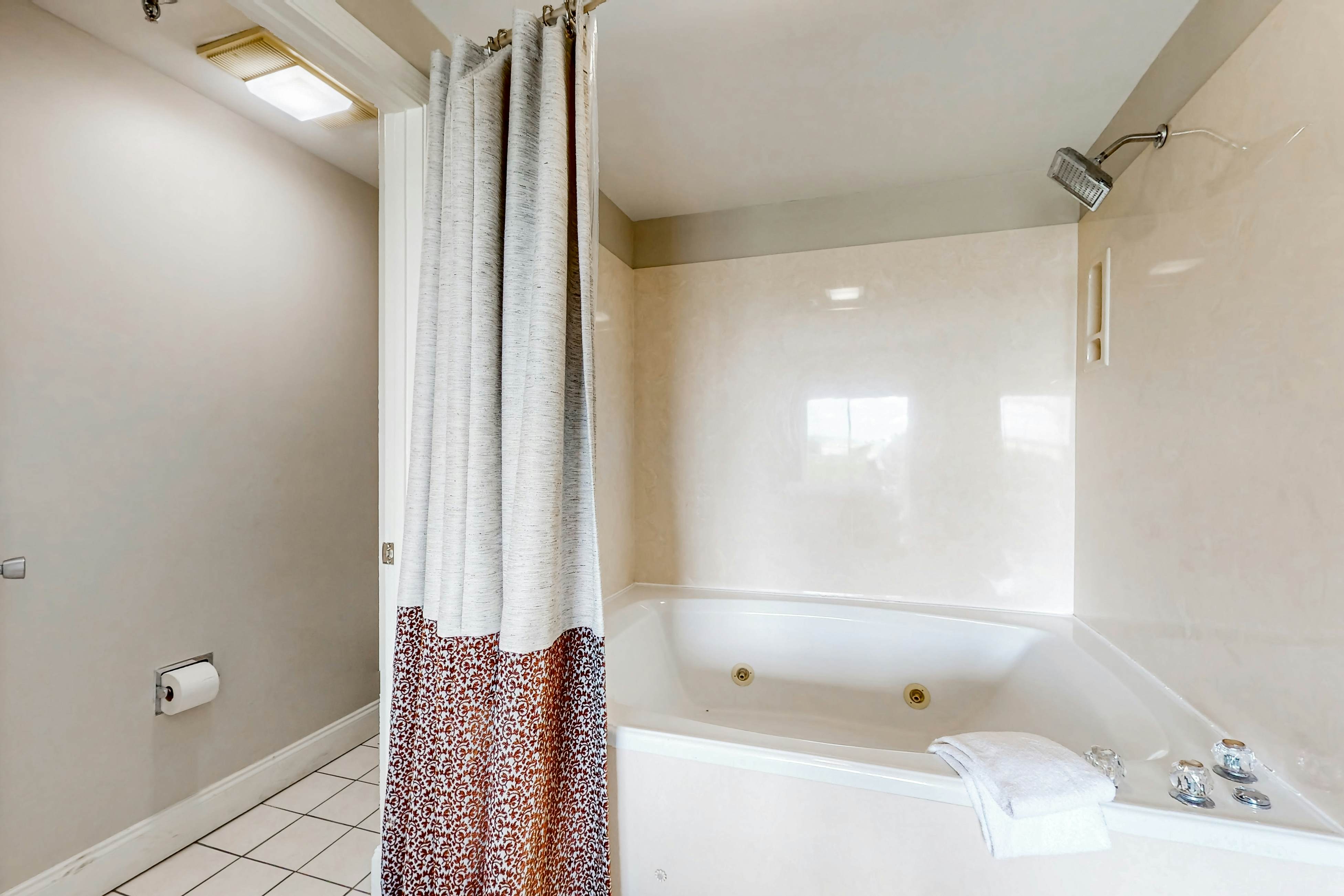 Top-Floor River & Mtn View Condo, Sleeps 6・Pool