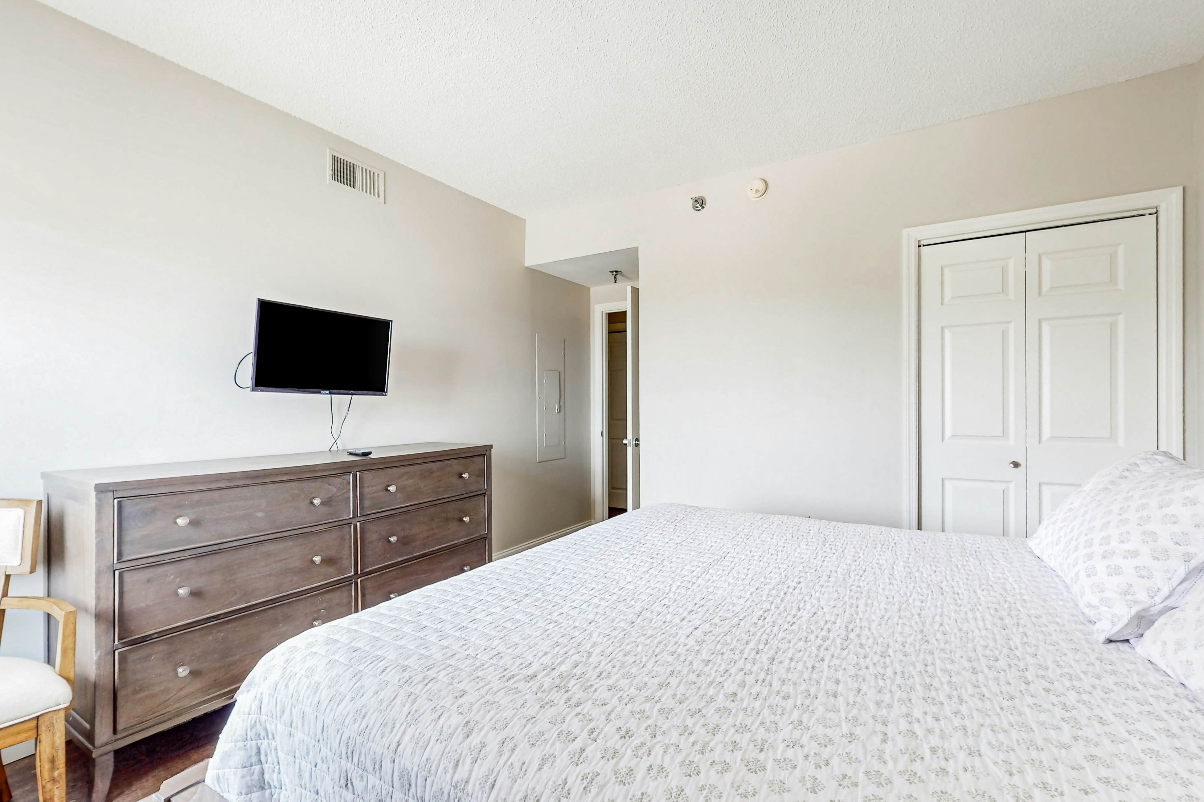 Top-Floor River & Mtn View Condo, Sleeps 6・Pool