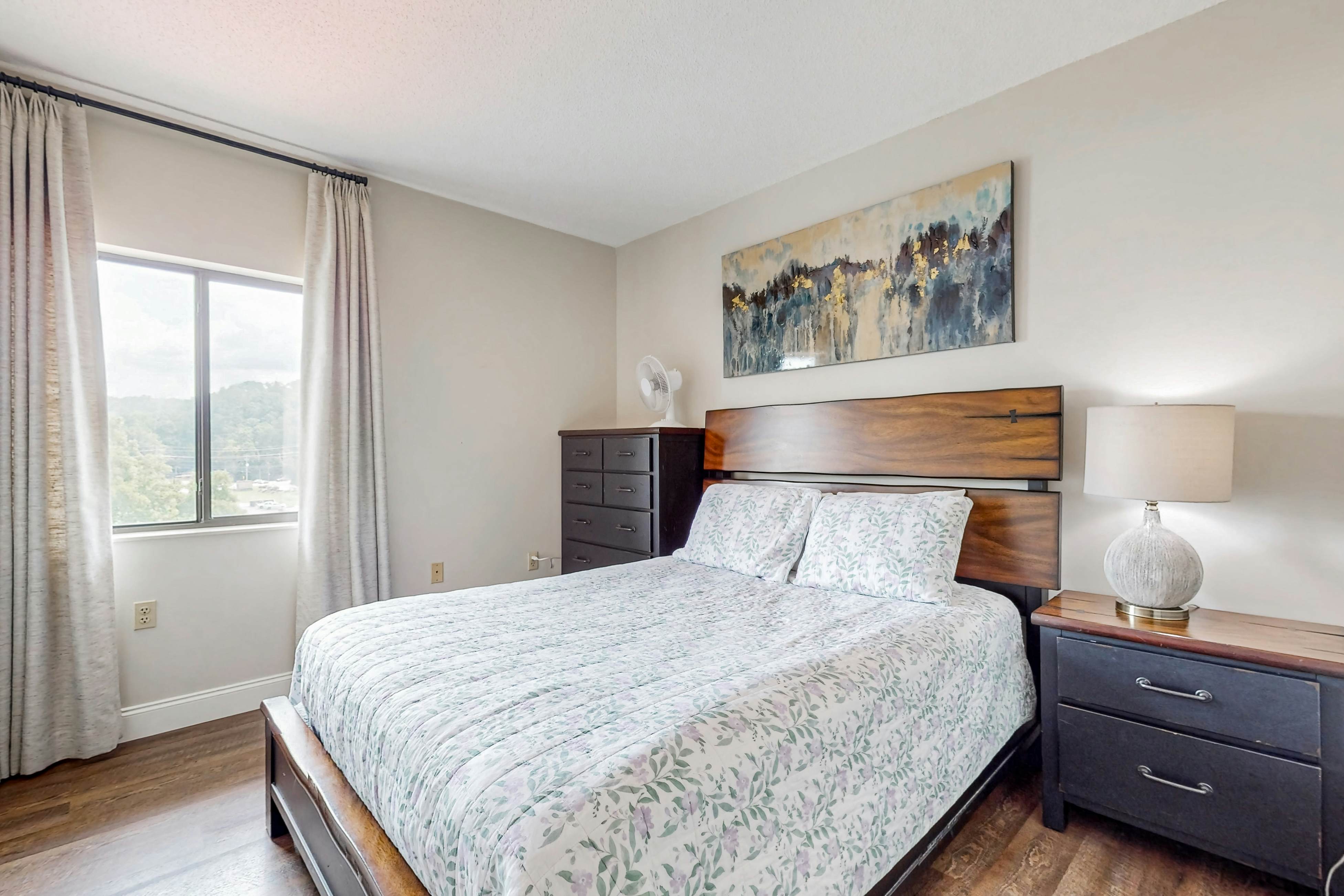 Top-Floor River & Mtn View Condo, Sleeps 6・Pool