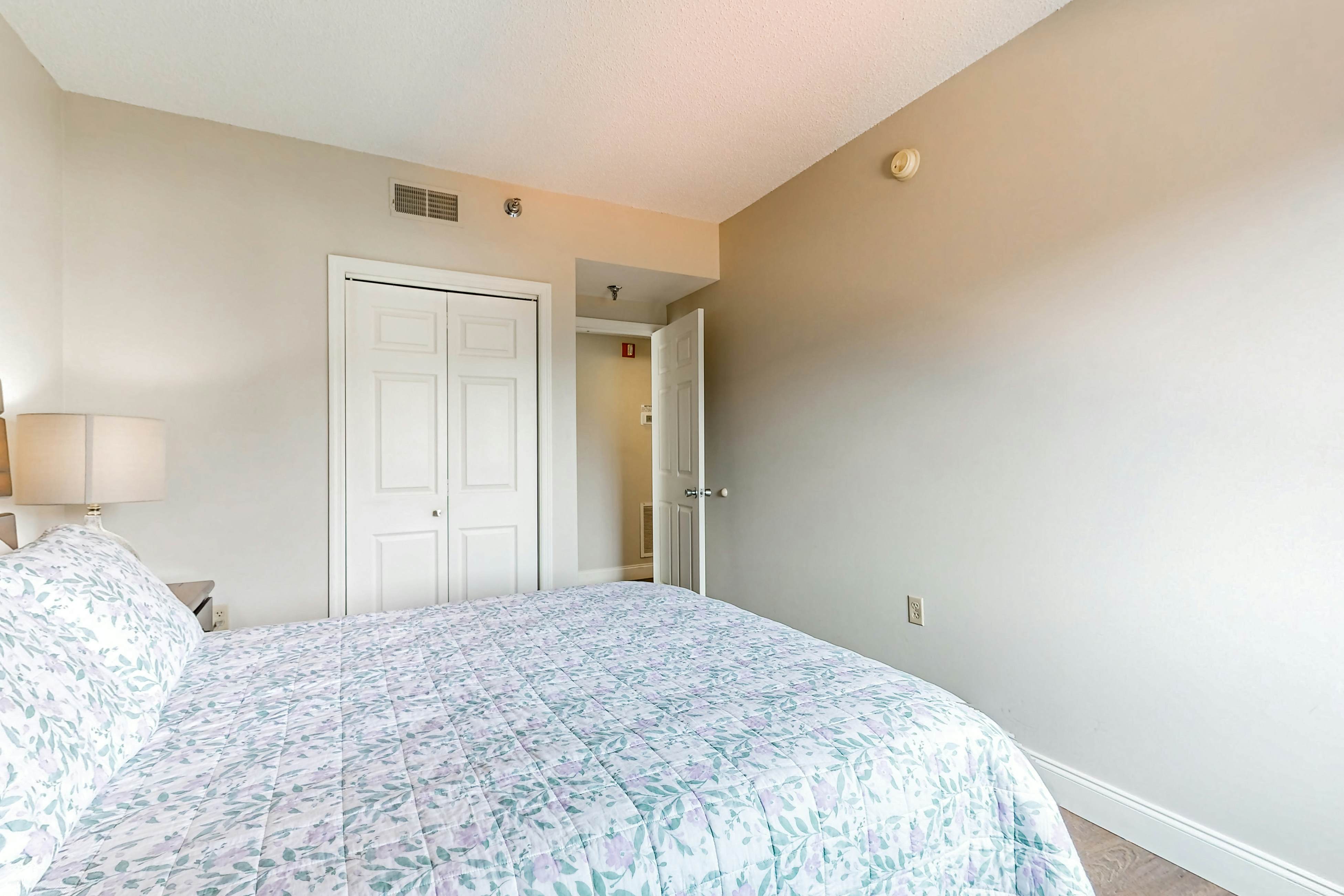 Top-Floor River & Mtn View Condo, Sleeps 6・Pool