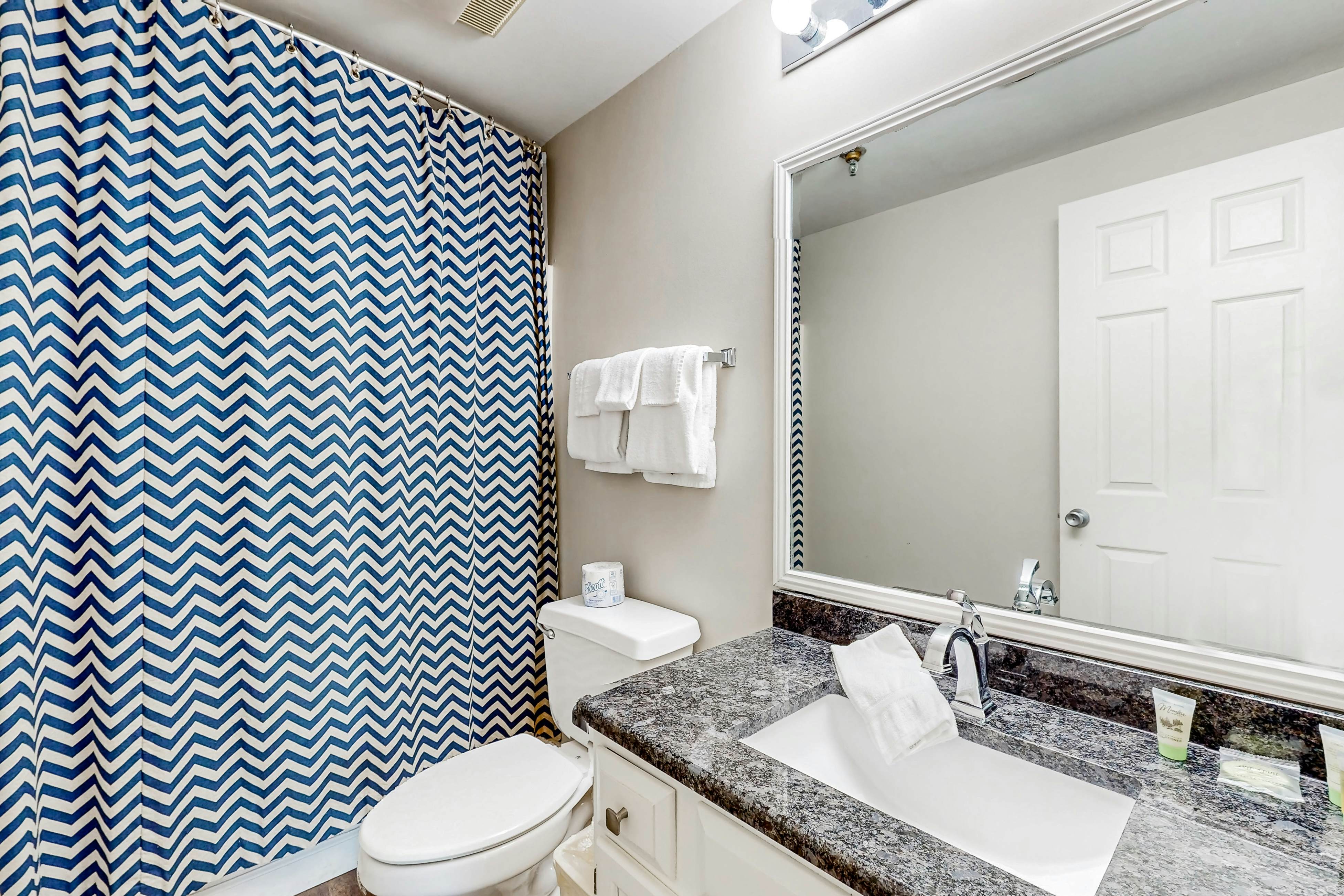 Top-Floor River & Mtn View Condo, Sleeps 6・Pool