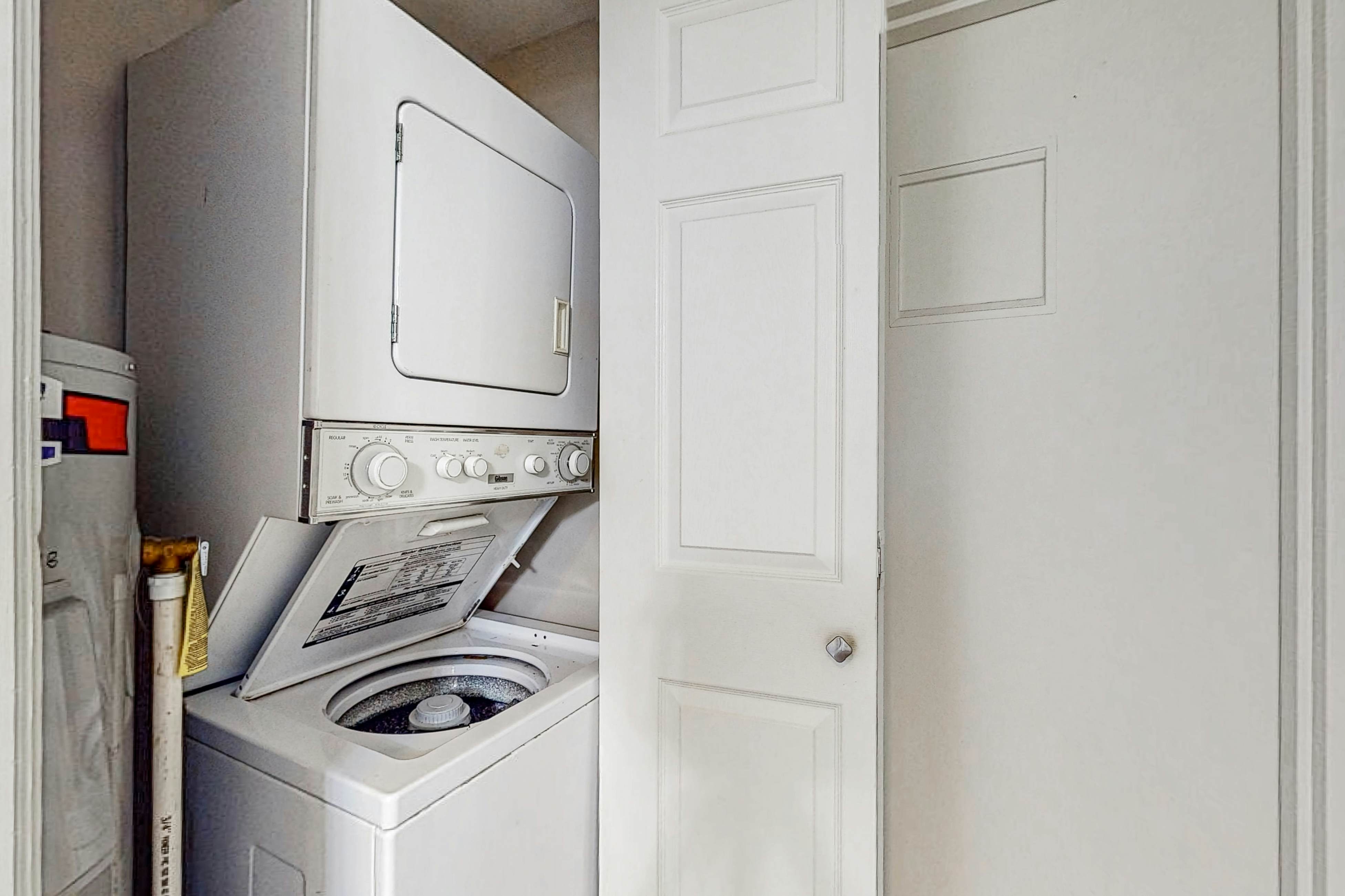 Top-Floor River & Mtn View Condo, Sleeps 6・Pool