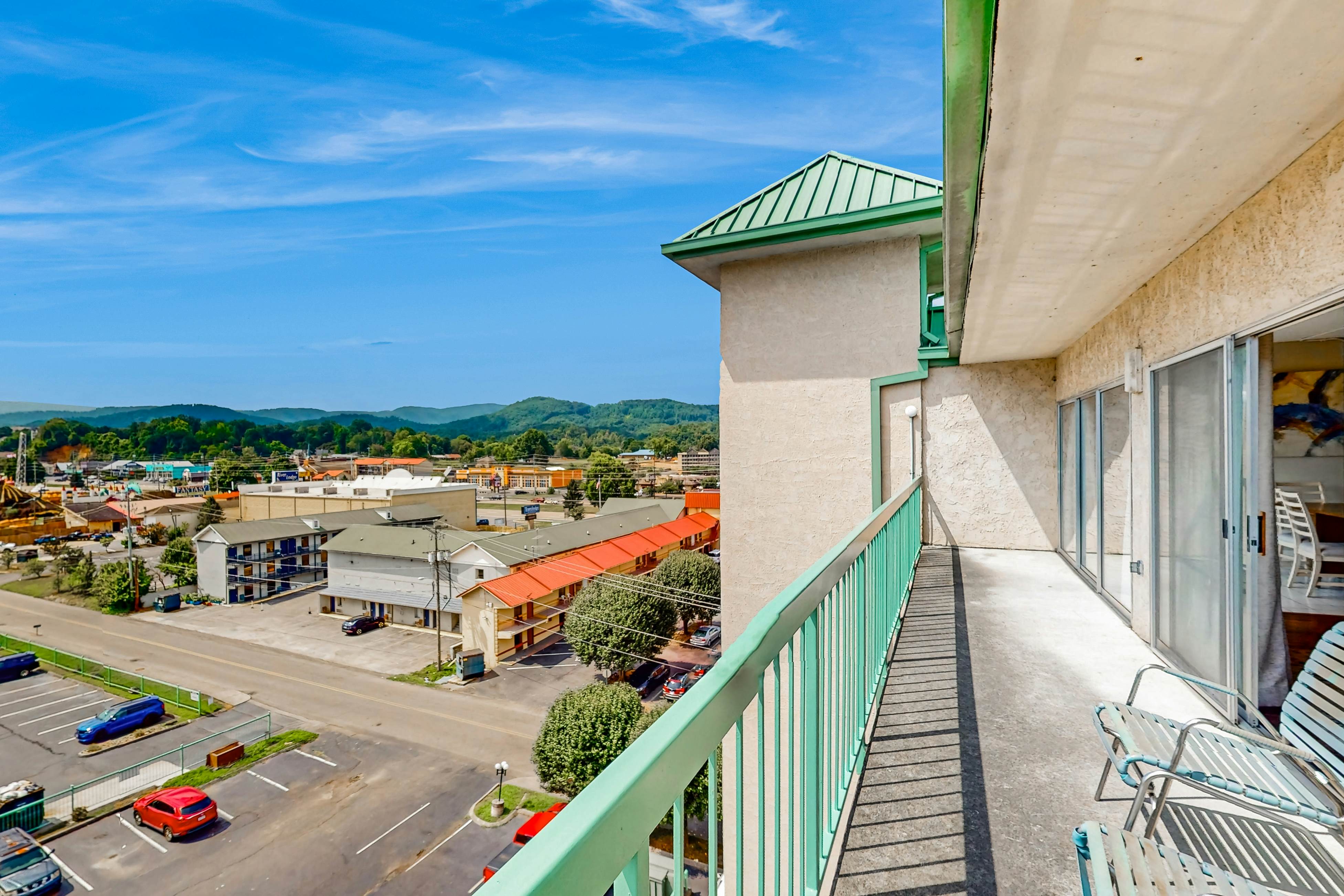 Top-Floor River & Mtn View Condo, Sleeps 6・Pool