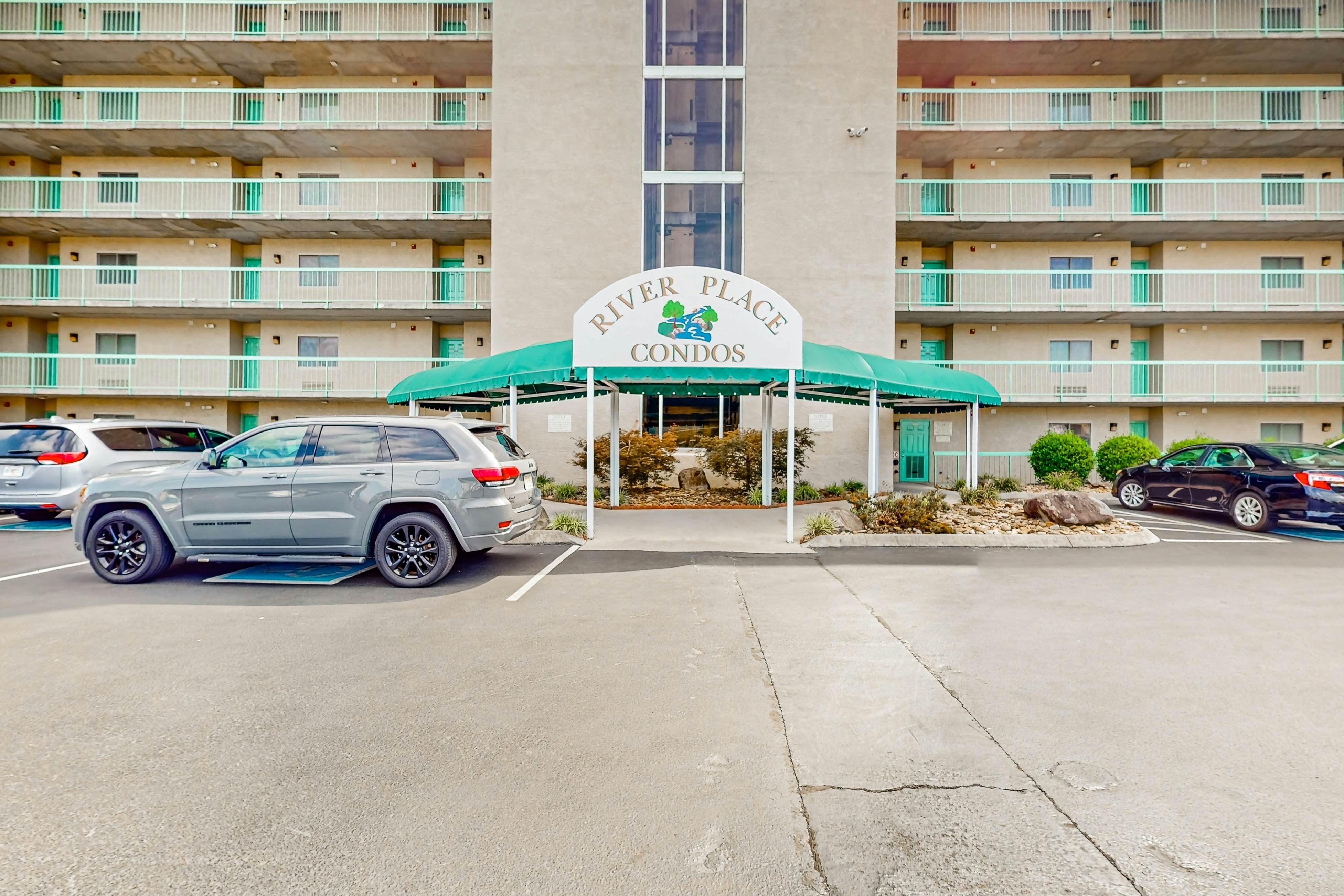 Top-Floor River & Mtn View Condo, Sleeps 6・Pool