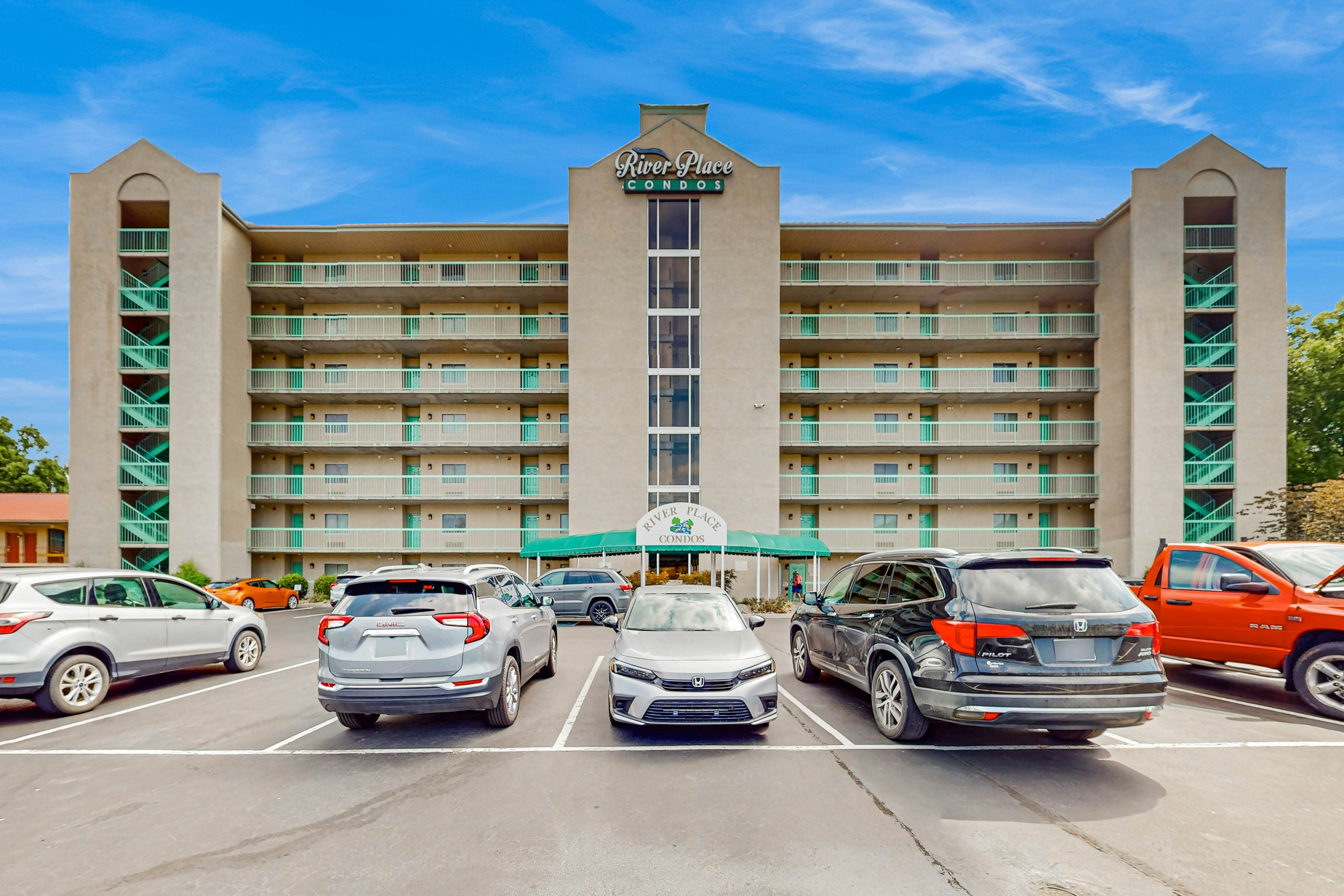 Top-Floor River & Mtn View Condo, Sleeps 6・Pool