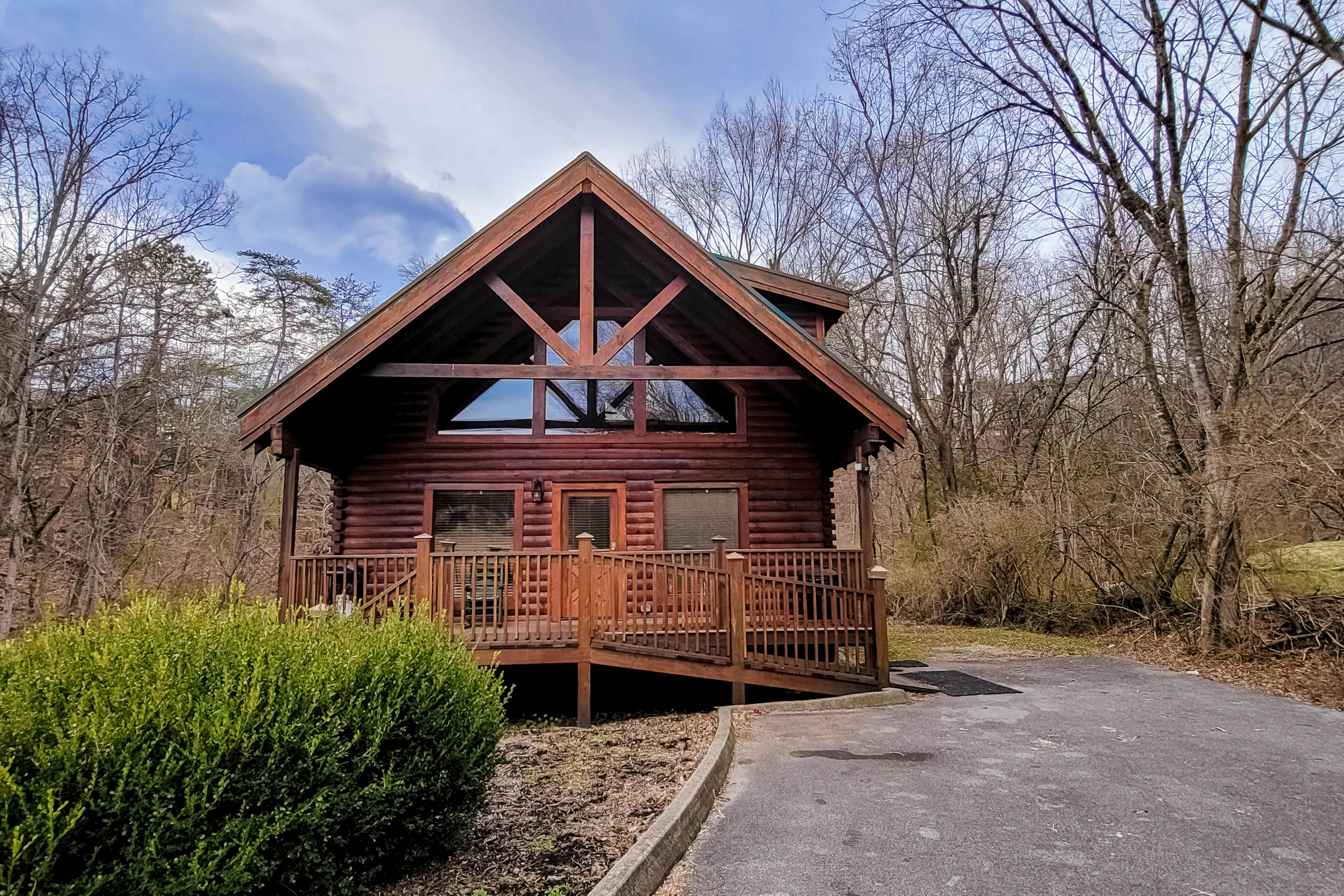 Dog-friendly cabin with private hot tub, Free Attraction Tickets, & pool table