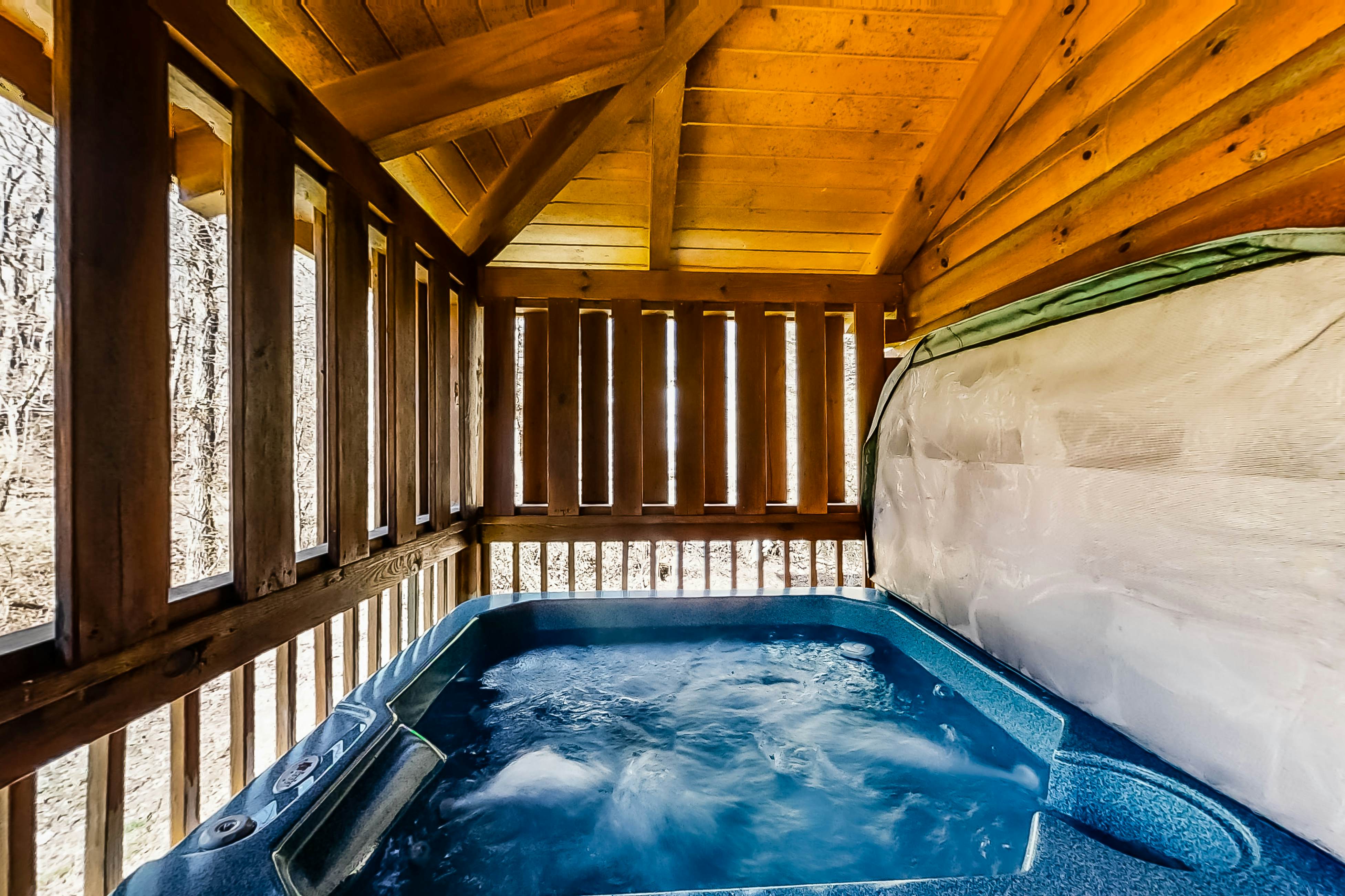 Dog-friendly cabin with private hot tub, Free Attraction Tickets, & pool table