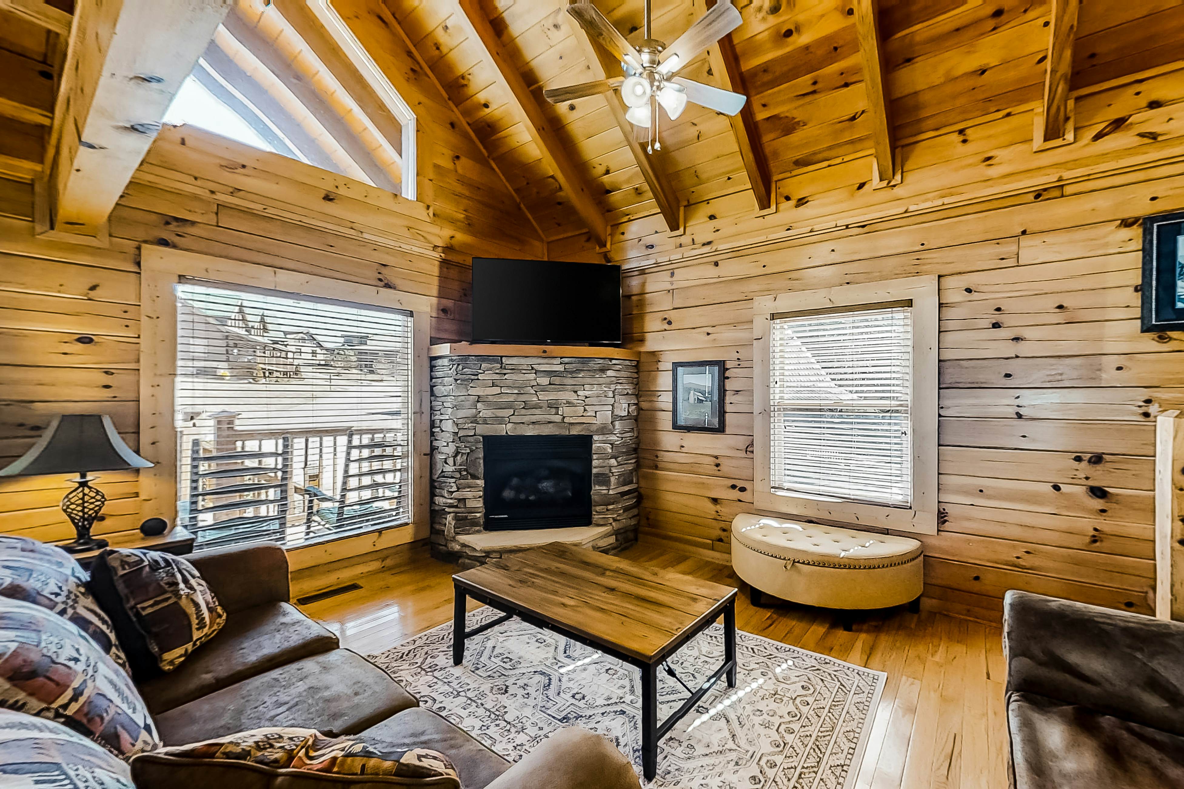Dog-friendly cabin with private hot tub, Free Attraction Tickets, & pool table