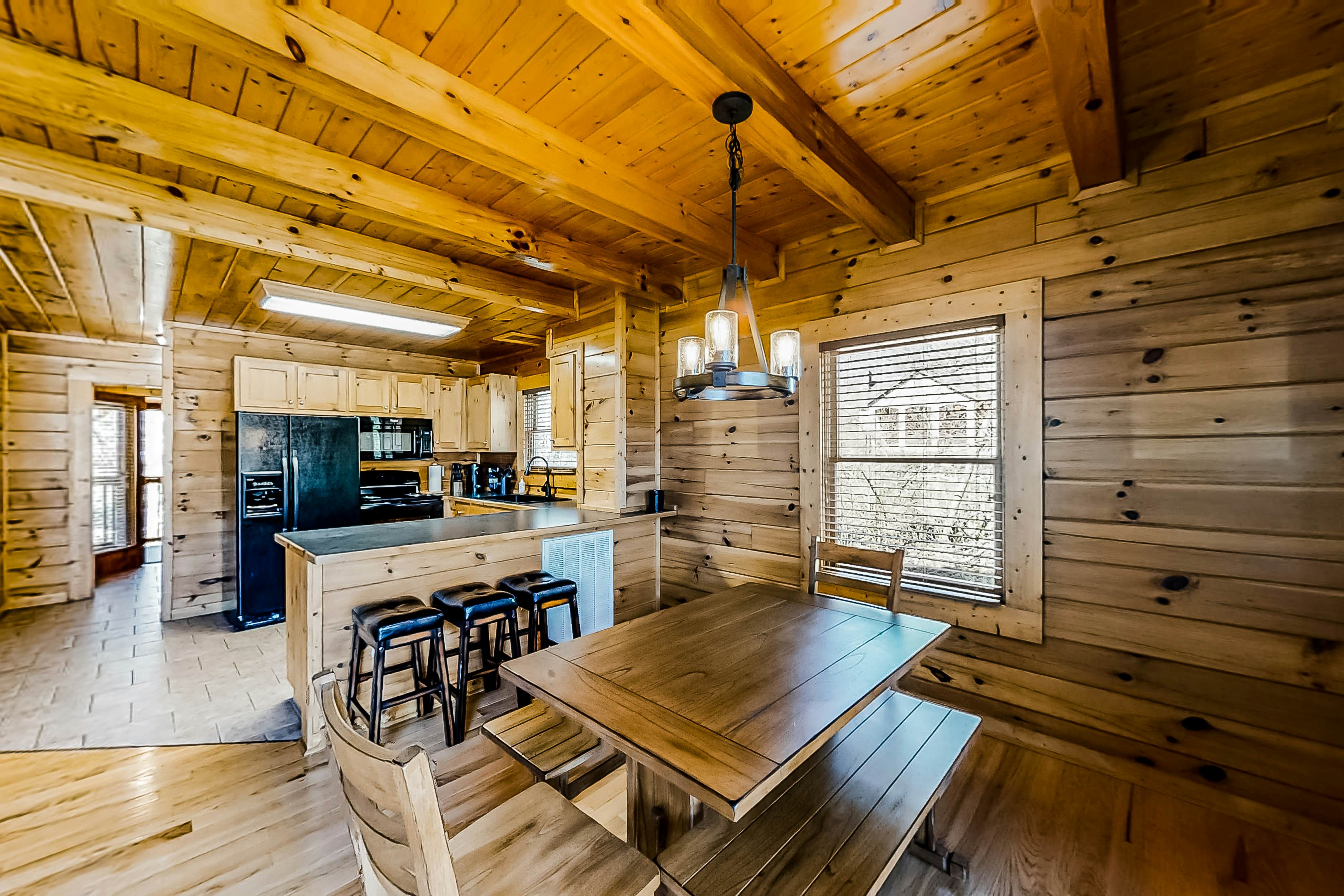 Dog-friendly cabin with private hot tub, Free Attraction Tickets, & pool table