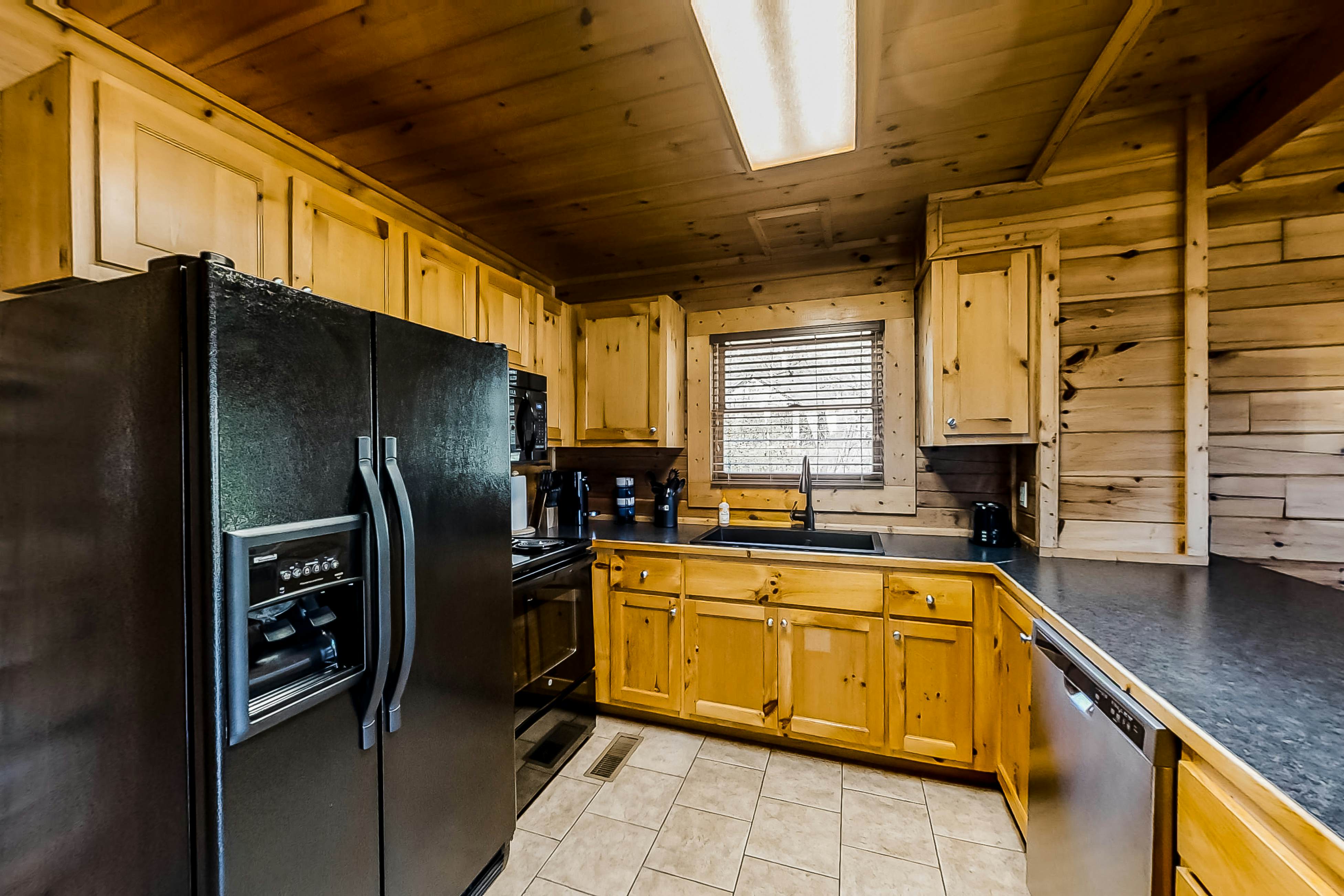 Dog-friendly cabin with private hot tub, Free Attraction Tickets, & pool table