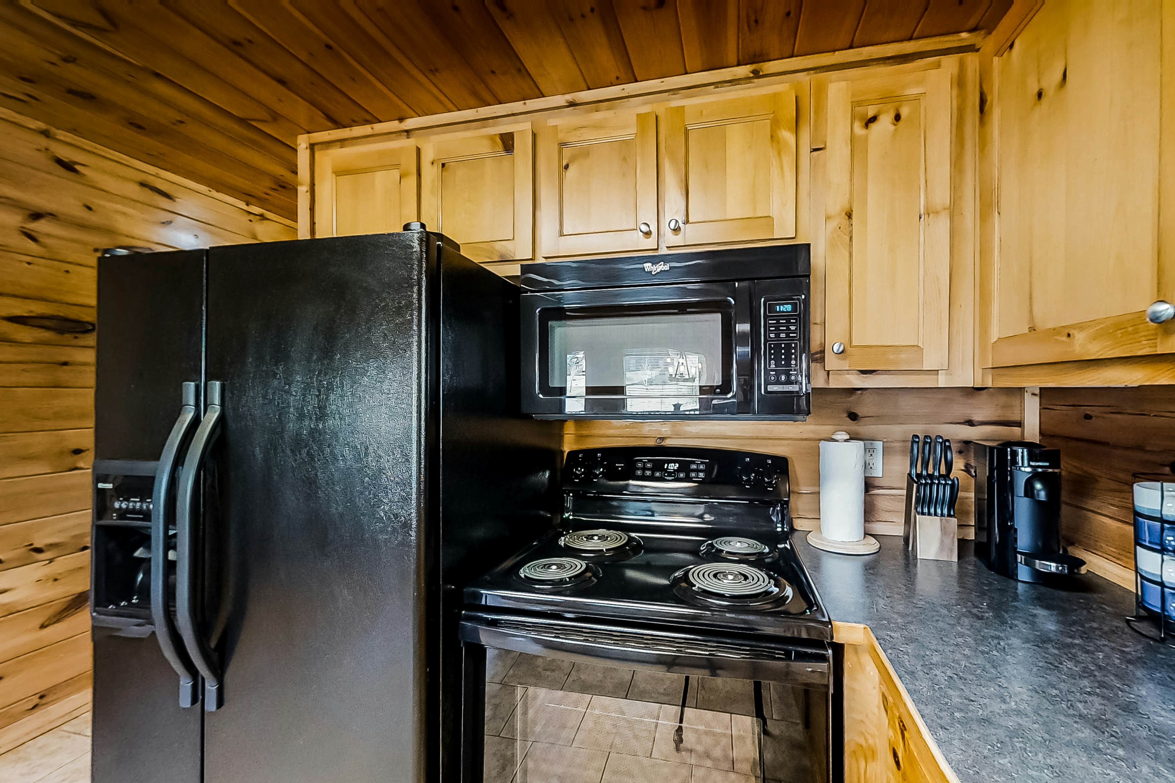 Dog-friendly cabin with private hot tub, Free Attraction Tickets, & pool table