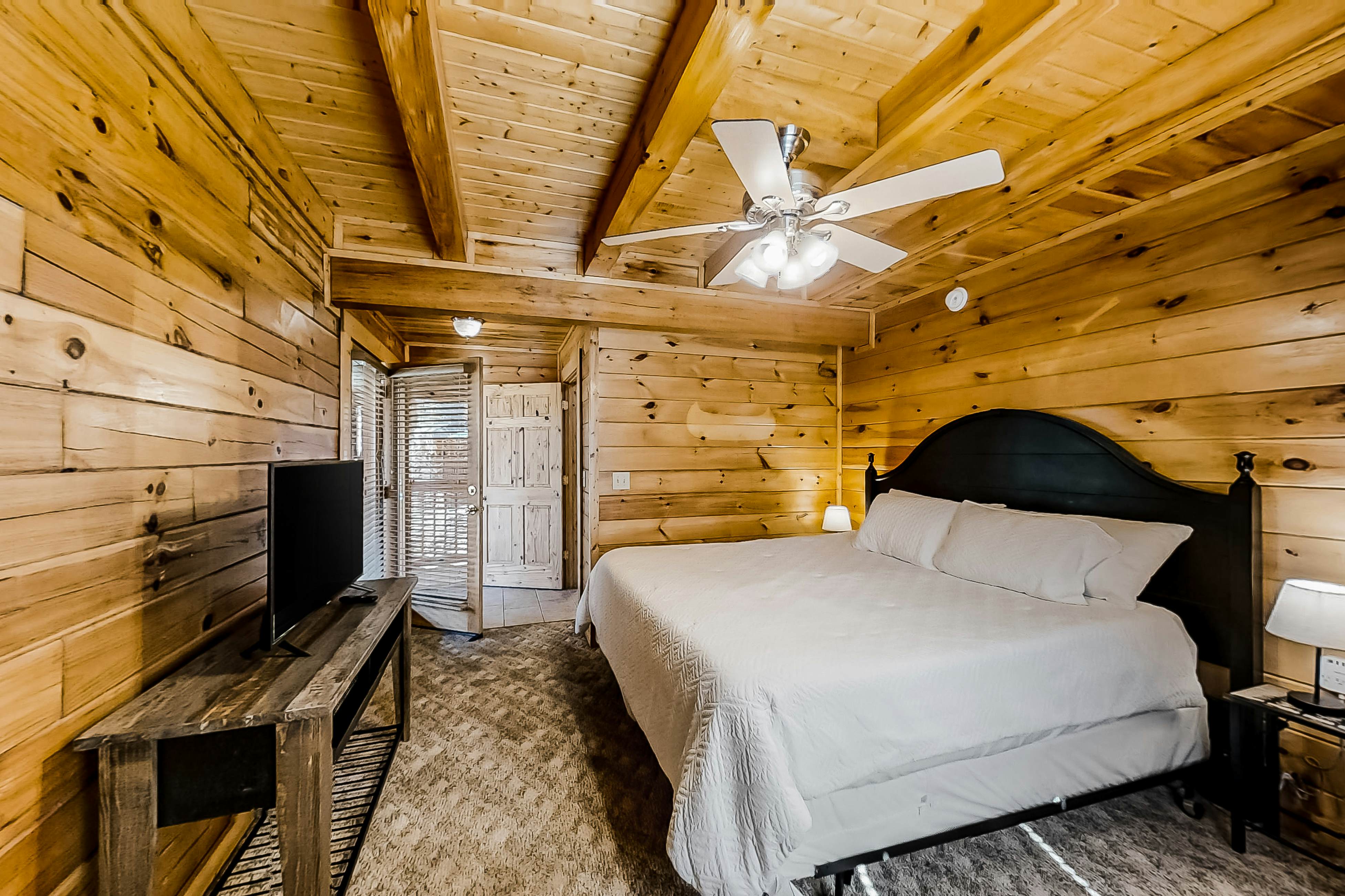 Dog-friendly cabin with private hot tub, Free Attraction Tickets, & pool table