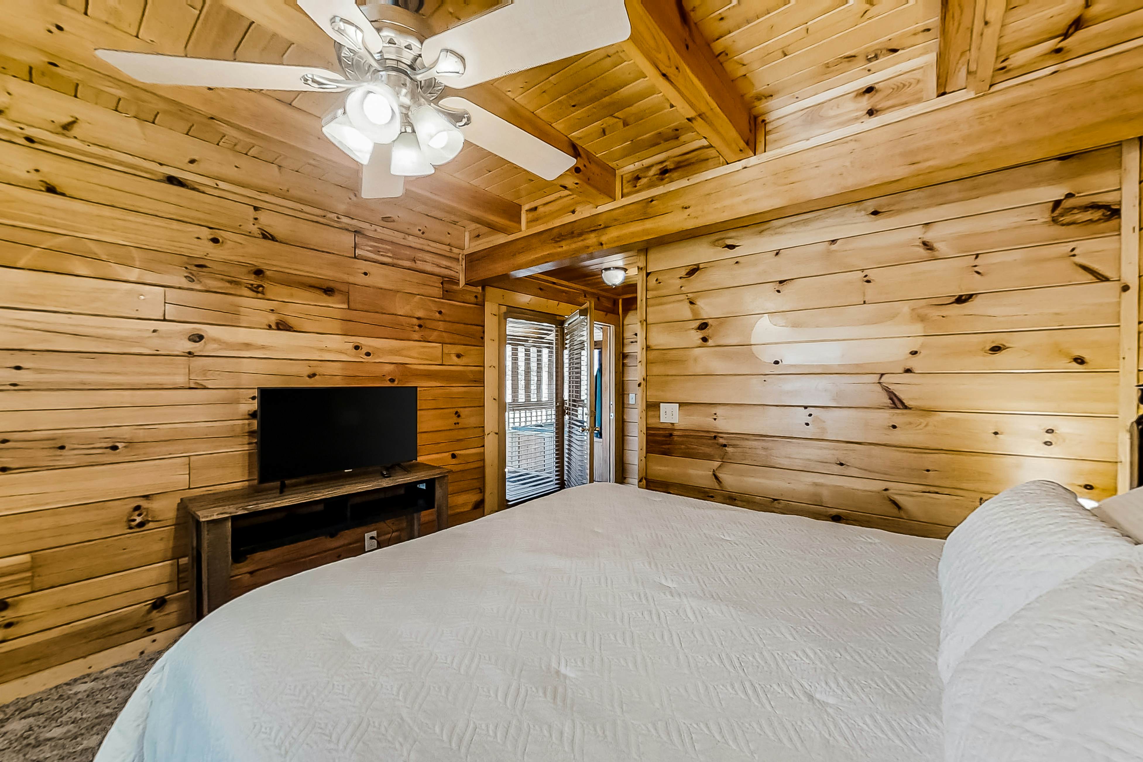 Dog-friendly cabin with private hot tub, Free Attraction Tickets, & pool table