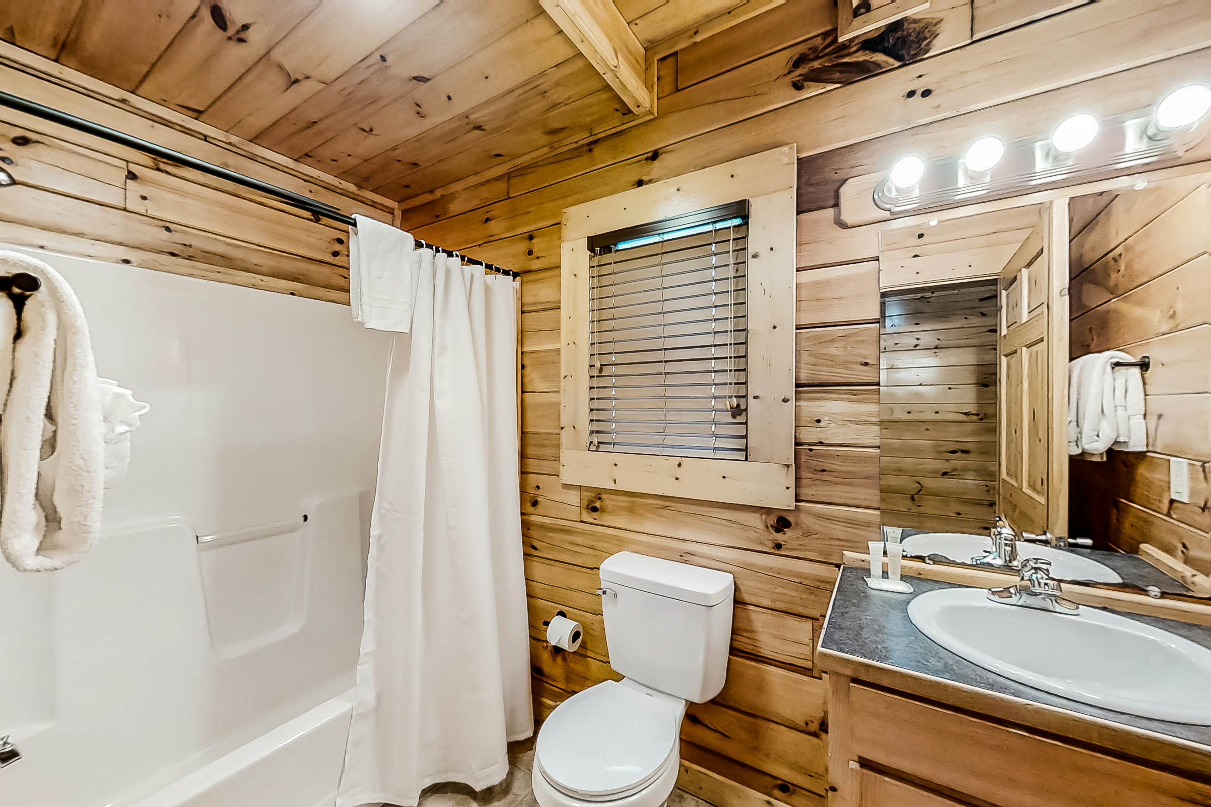 Dog-friendly cabin with private hot tub, Free Attraction Tickets, & pool table