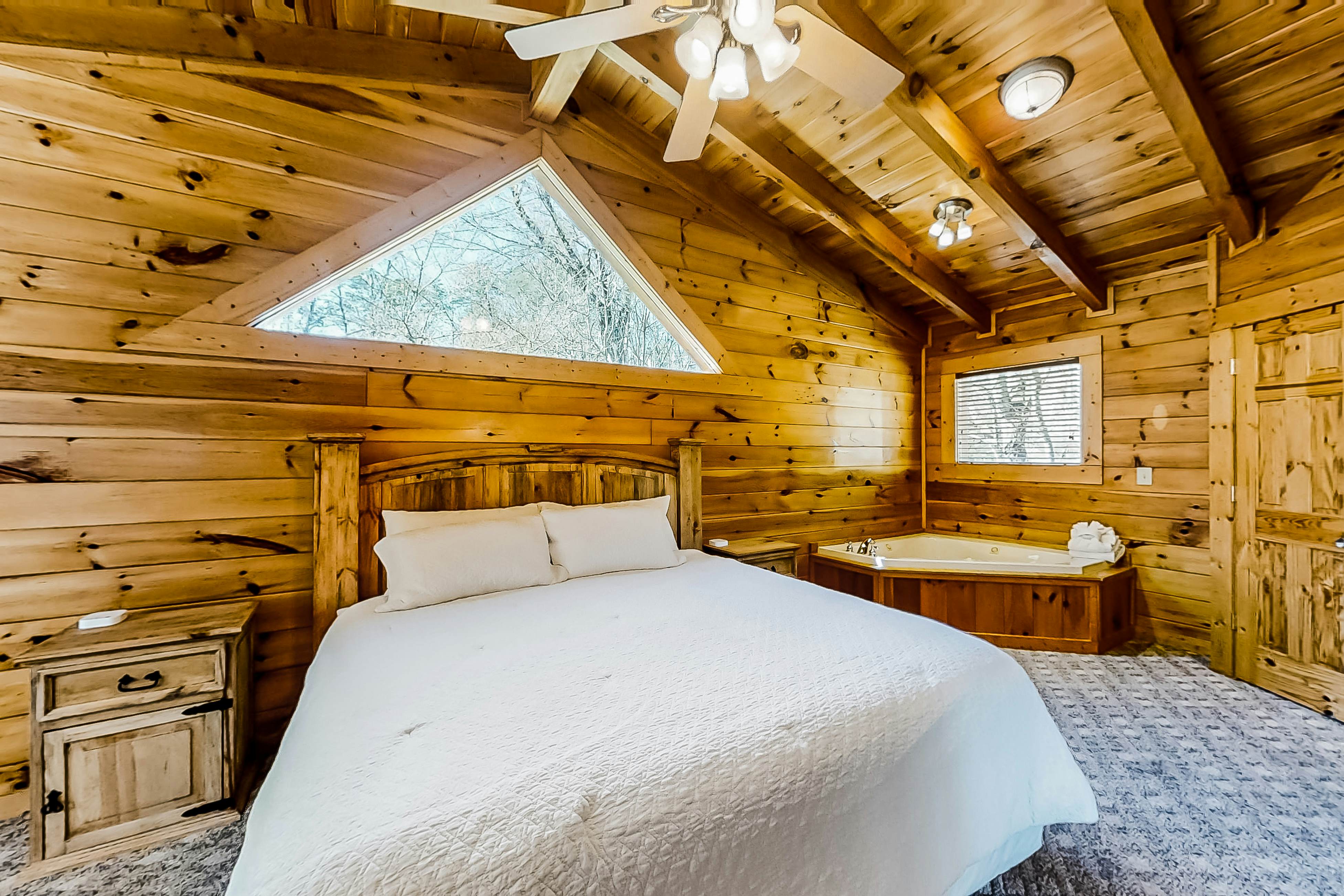Dog-friendly cabin with private hot tub, Free Attraction Tickets, & pool table
