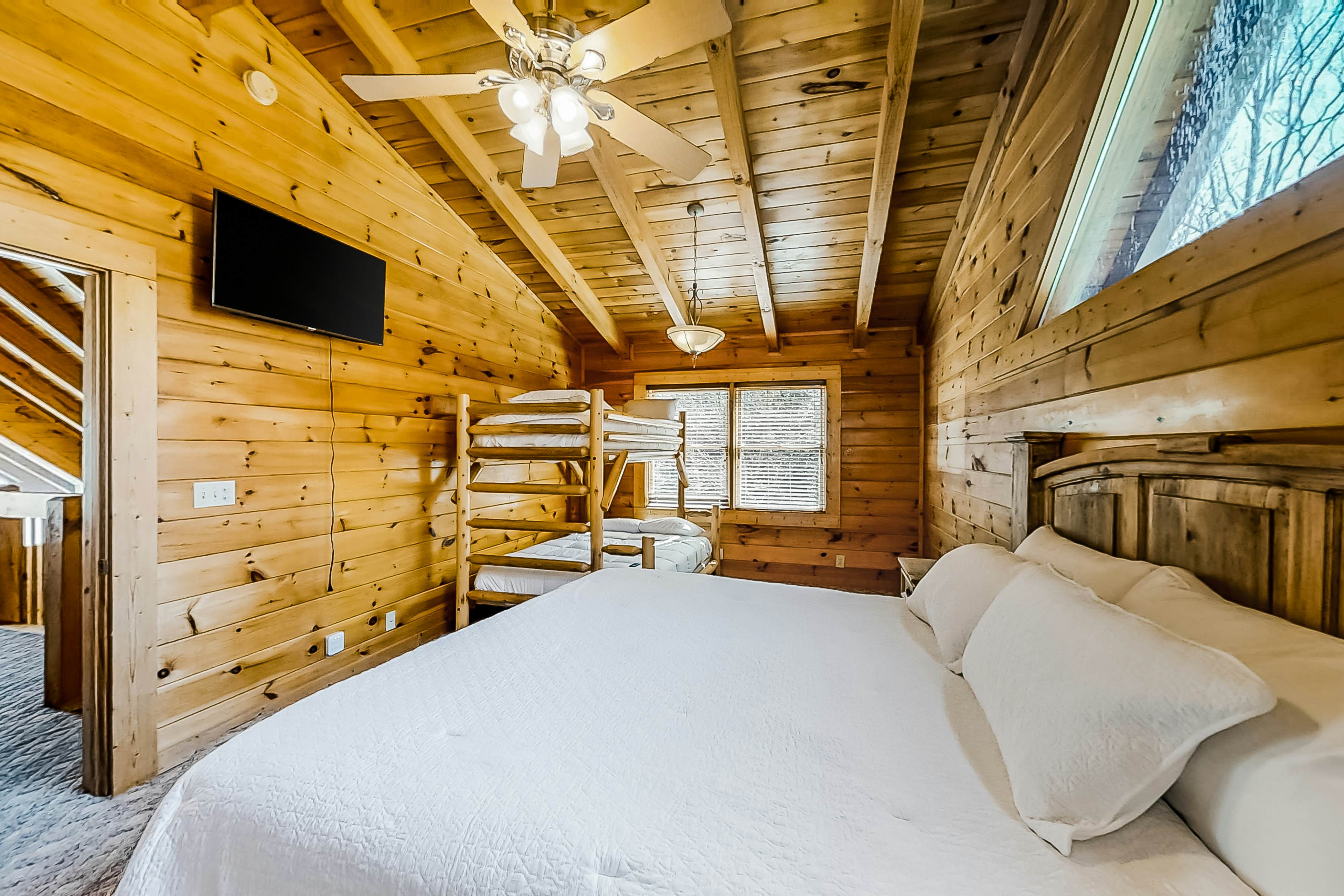 Dog-friendly cabin with private hot tub, Free Attraction Tickets, & pool table