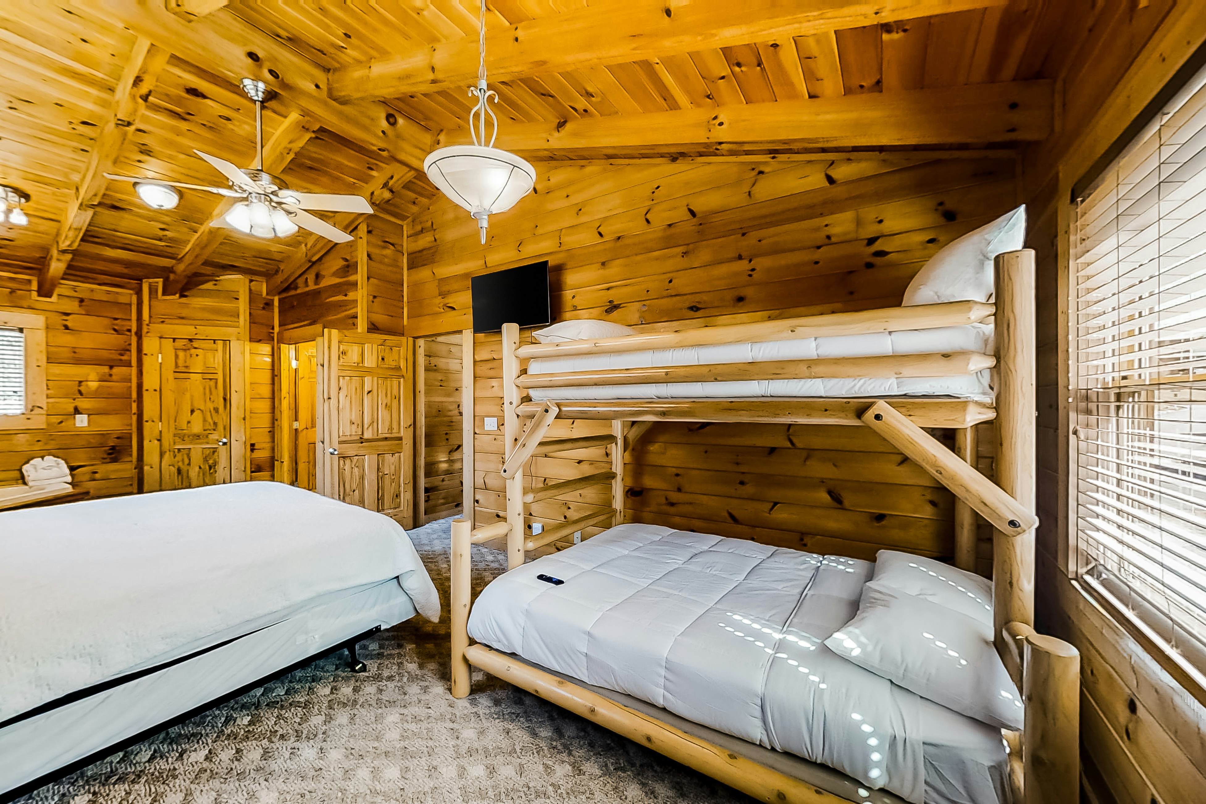 Dog-friendly cabin with private hot tub, Free Attraction Tickets, & pool table