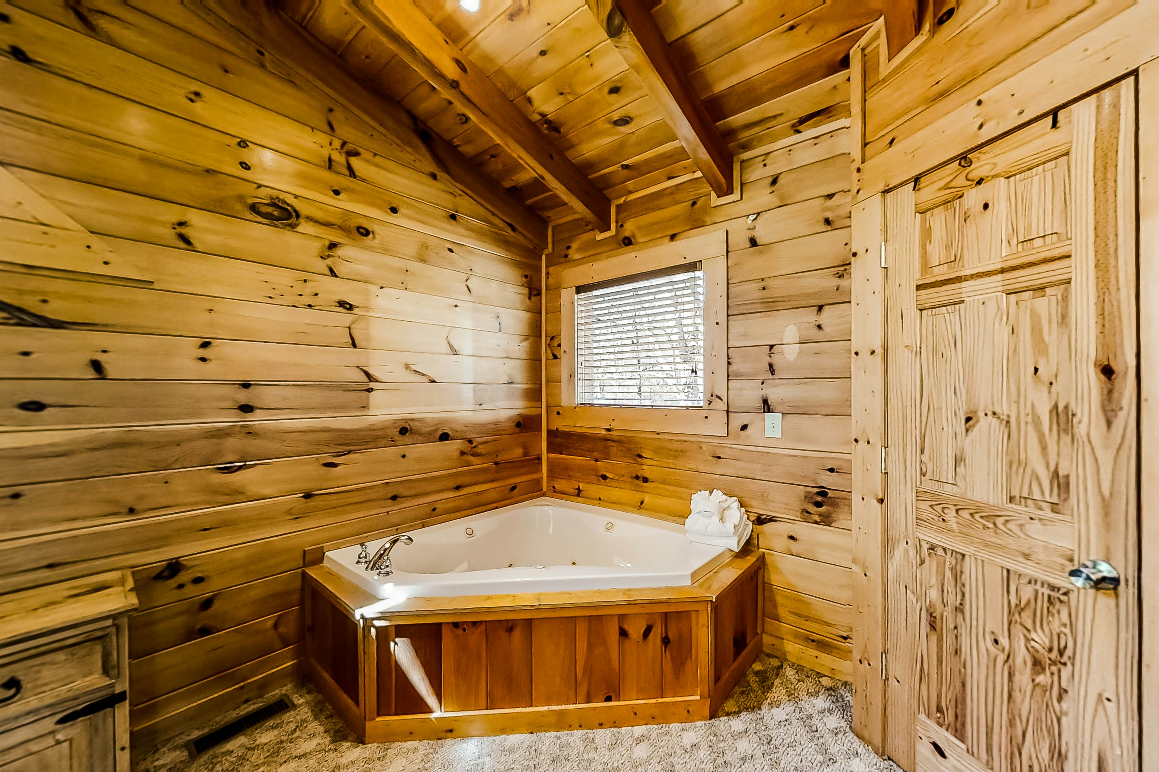 Dog-friendly cabin with private hot tub, Free Attraction Tickets, & pool table