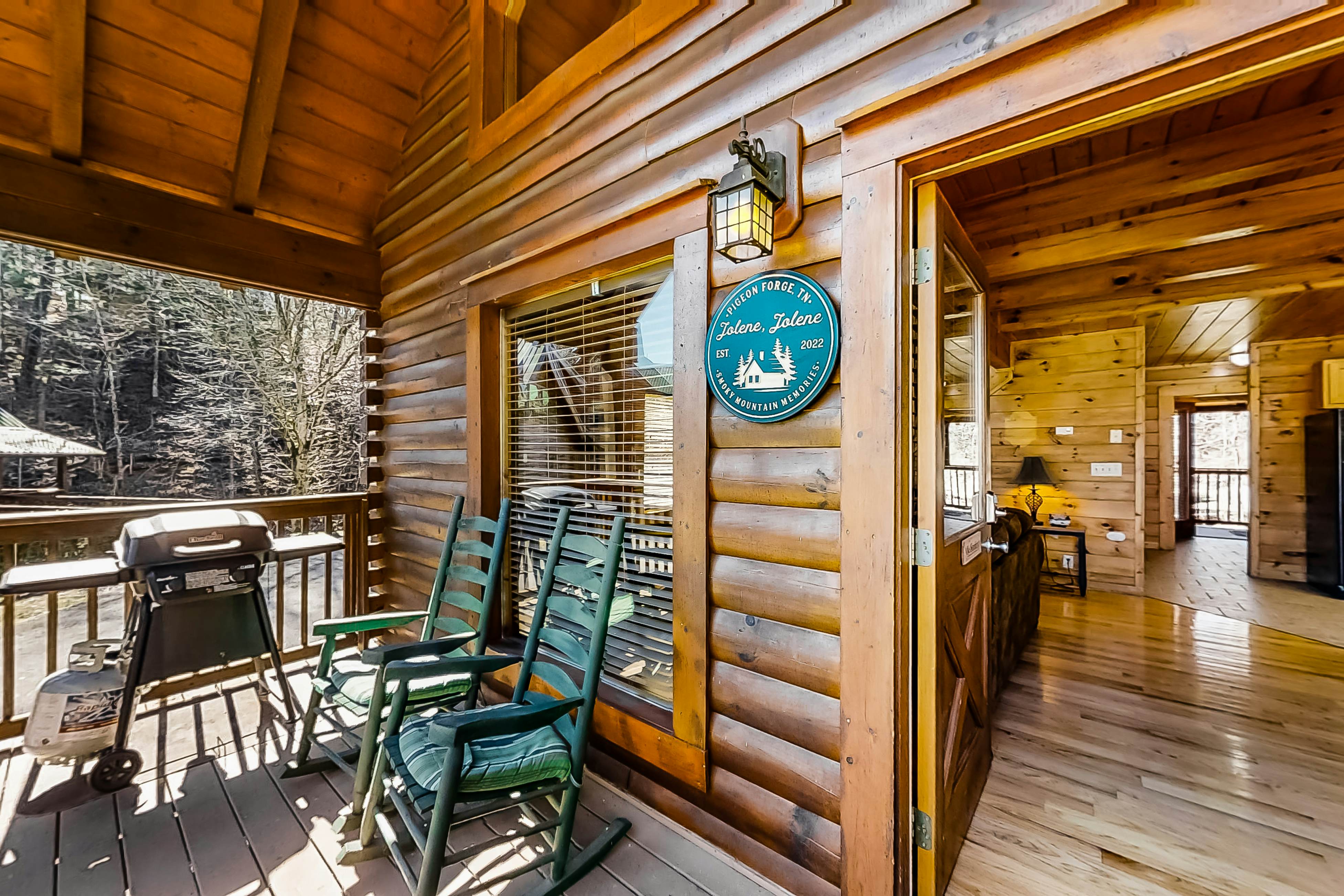 Dog-friendly cabin with private hot tub, Free Attraction Tickets, & pool table