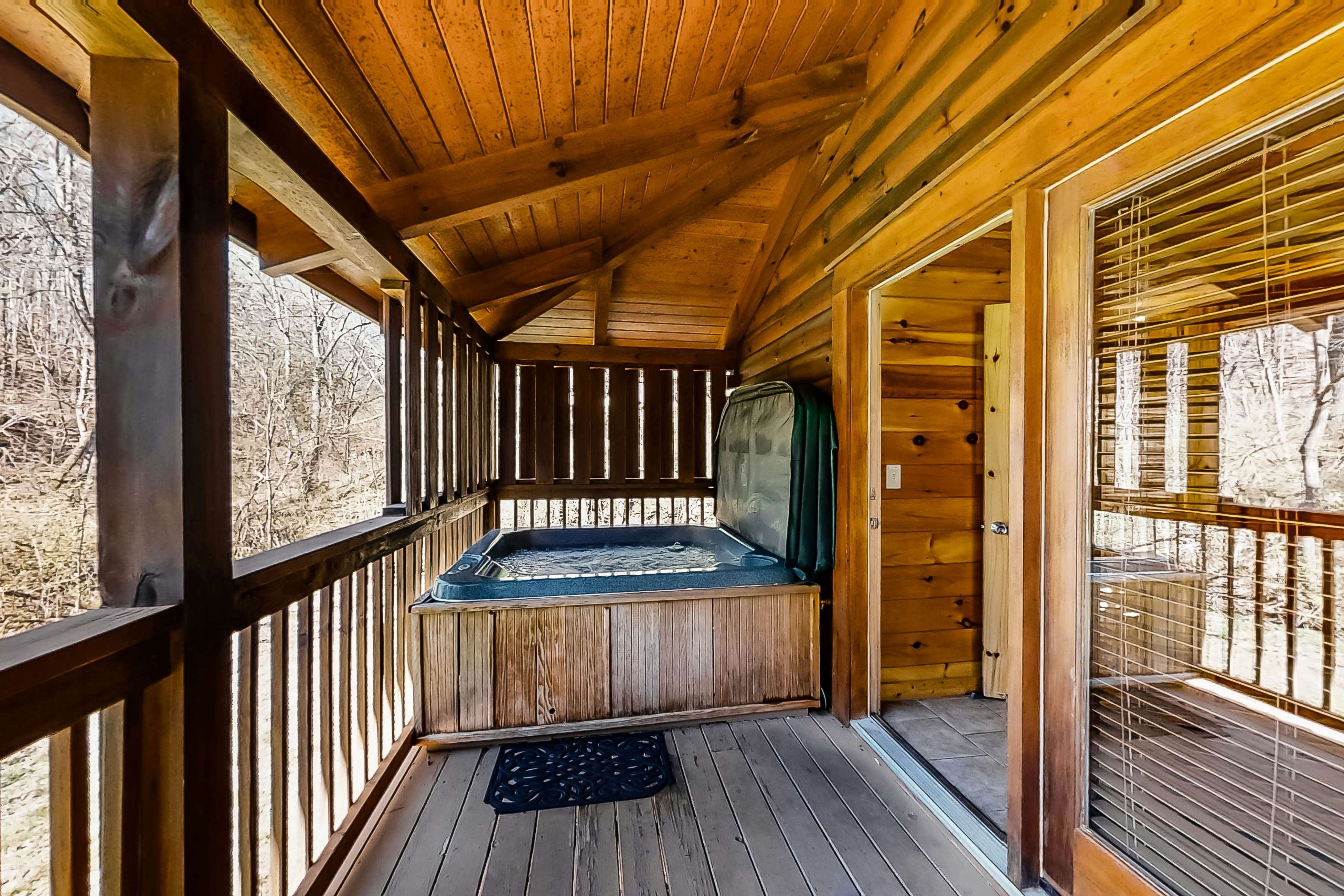 Dog-friendly cabin with private hot tub, Free Attraction Tickets, & pool table
