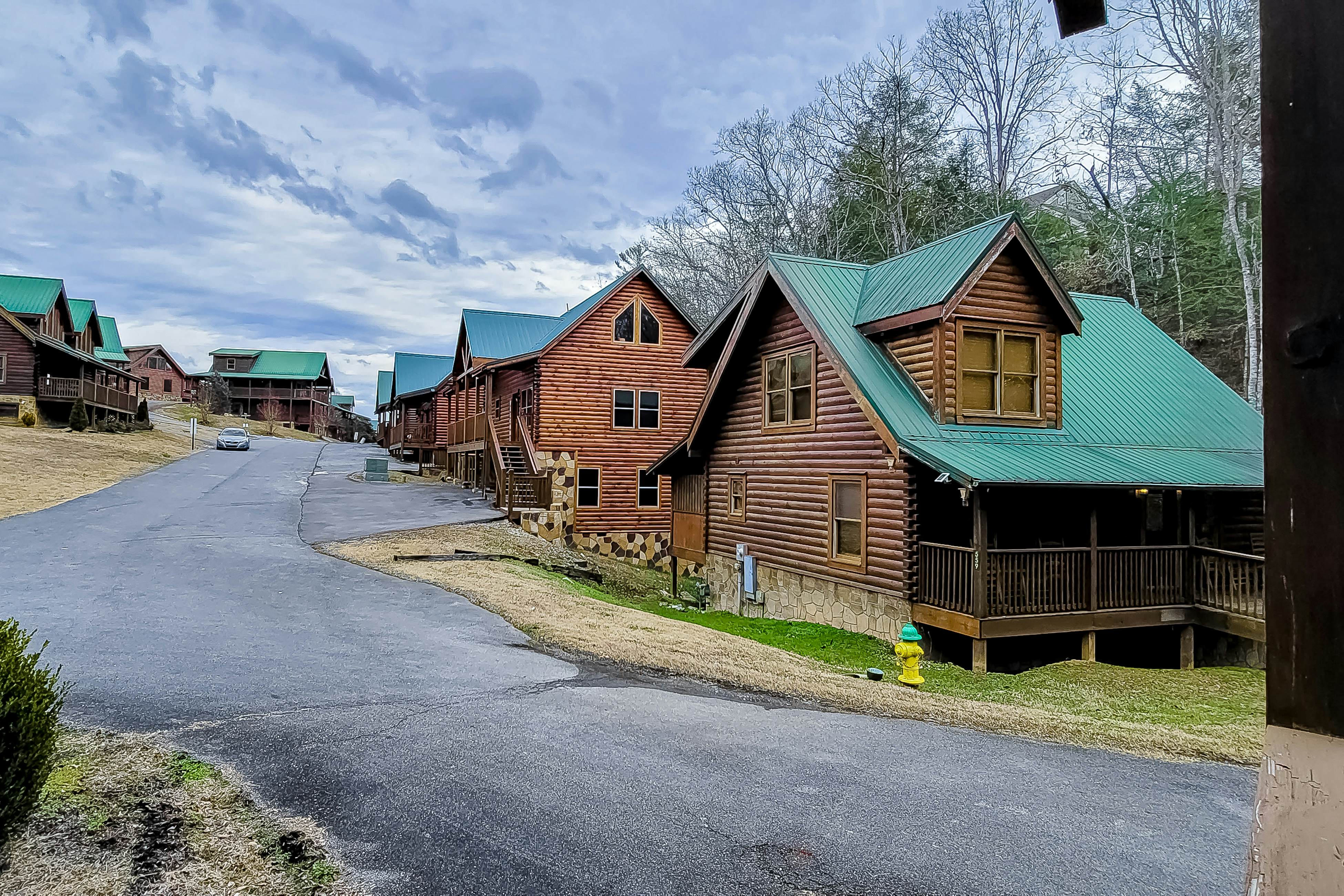 Dog-friendly cabin with private hot tub, Free Attraction Tickets, & pool table