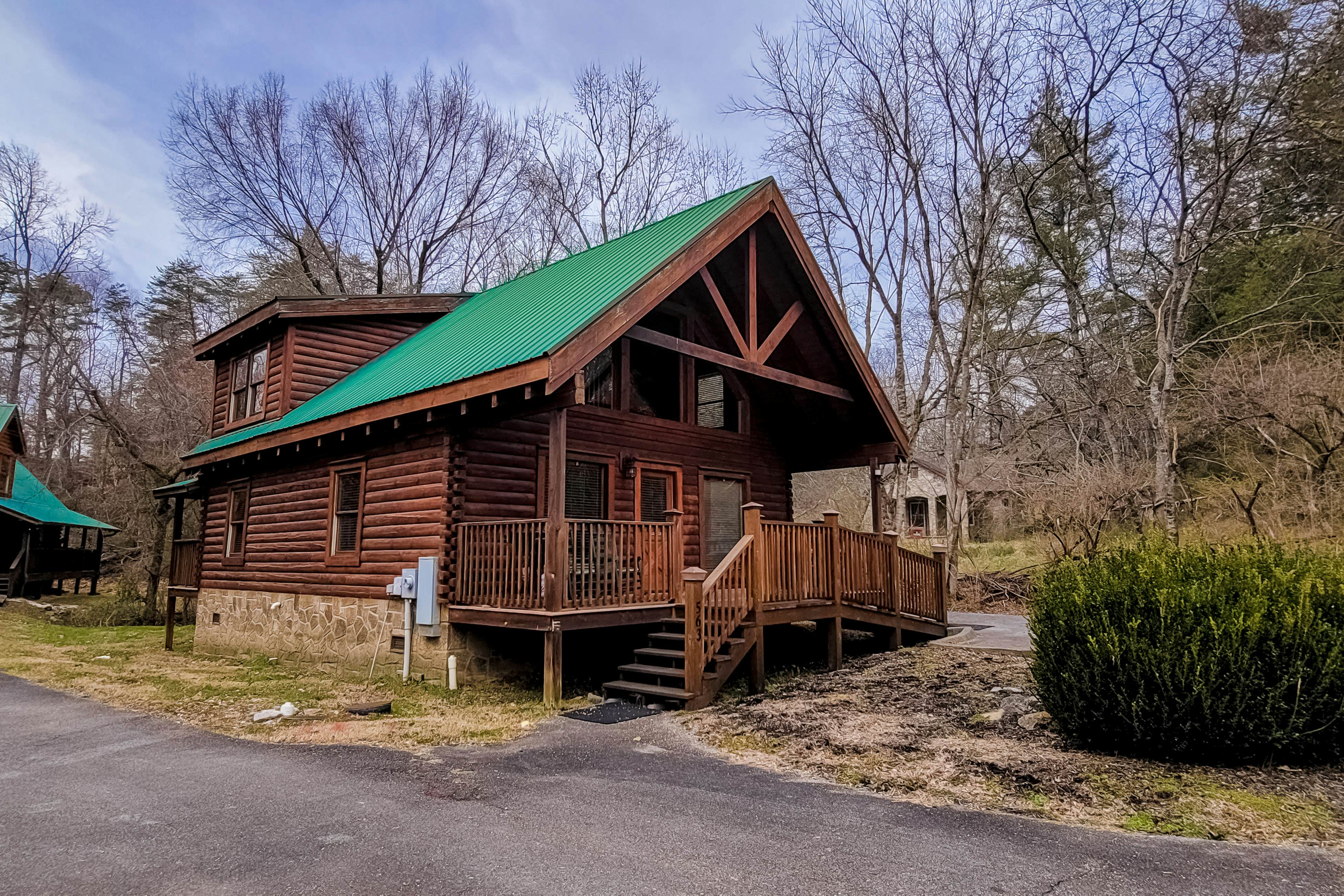 Dog-friendly cabin with private hot tub, Free Attraction Tickets, & pool table