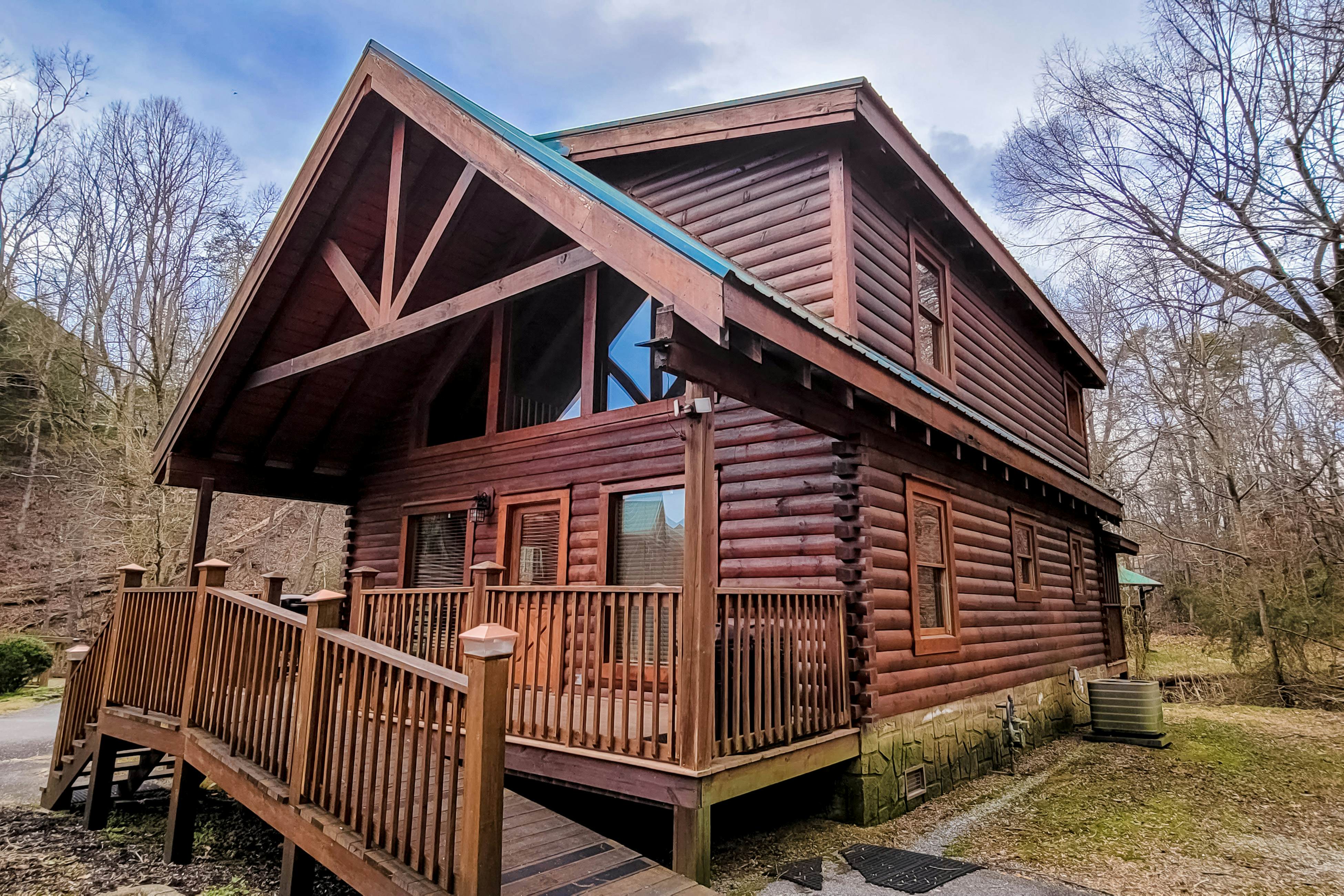 Dog-friendly cabin with private hot tub, Free Attraction Tickets, & pool table