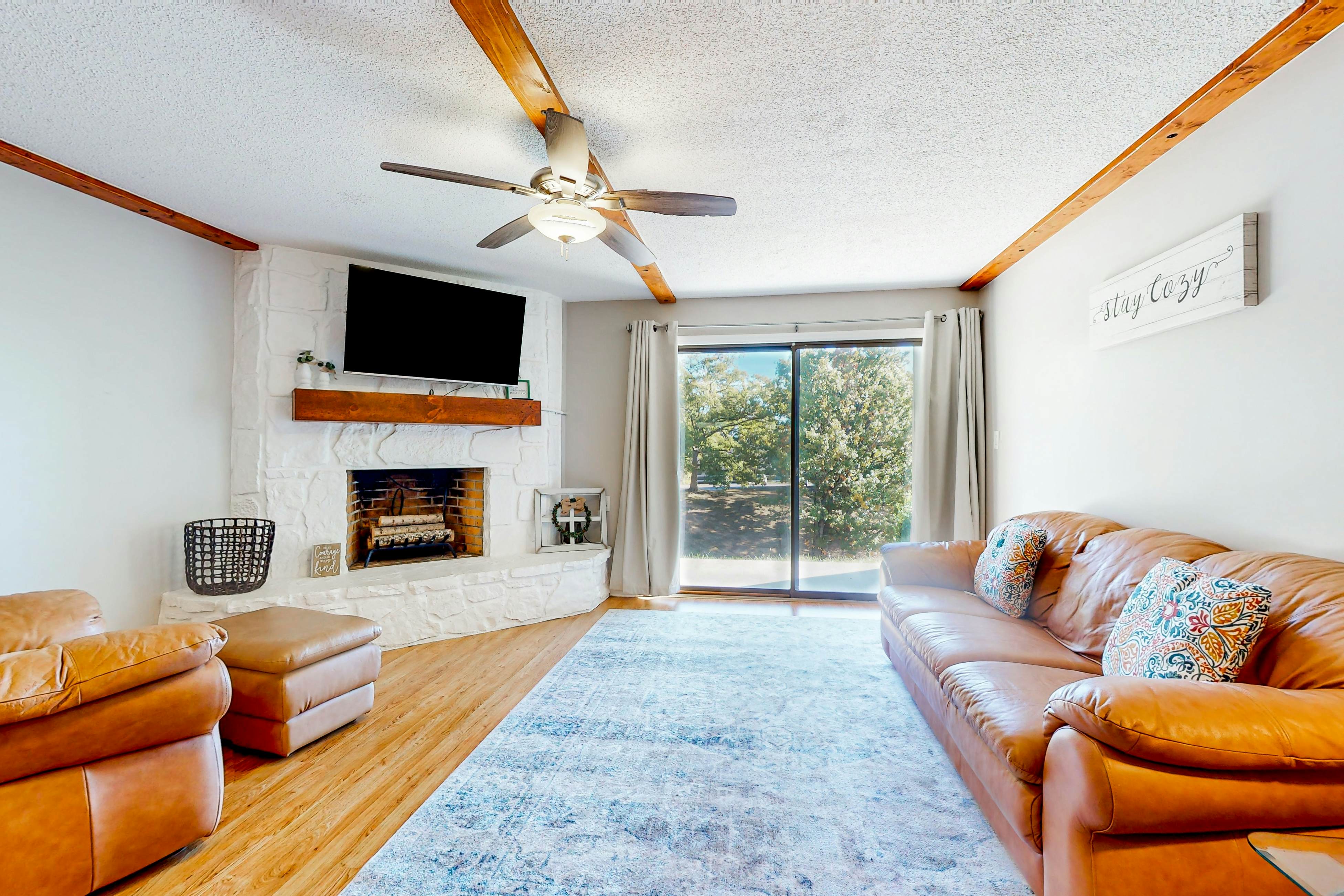 Mtn-view condo -outdoor pool, fireplace, arcade, pool table, Free Attraction Tix