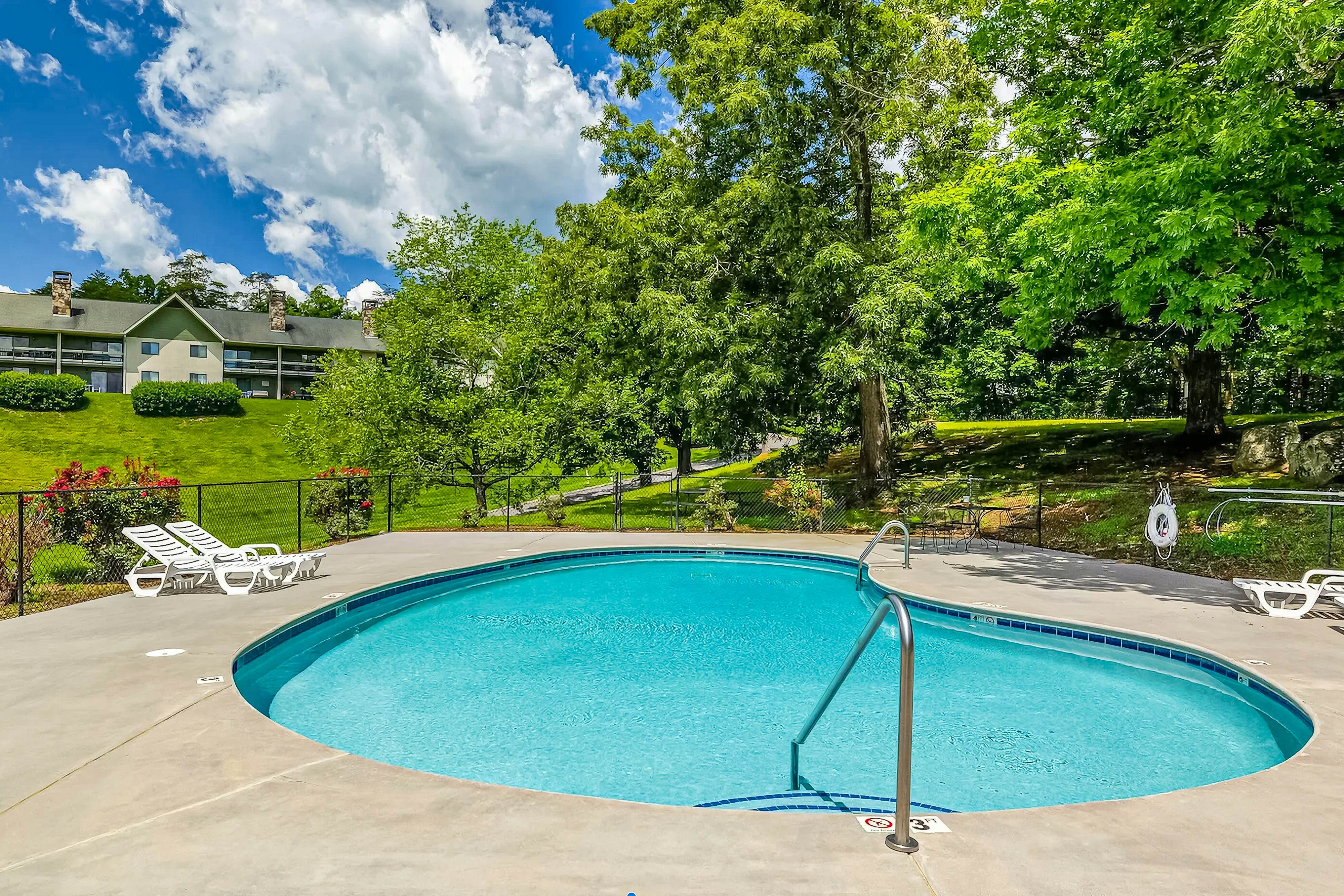 Mtn-view condo -outdoor pool, fireplace, arcade, pool table, Free Attraction Tix