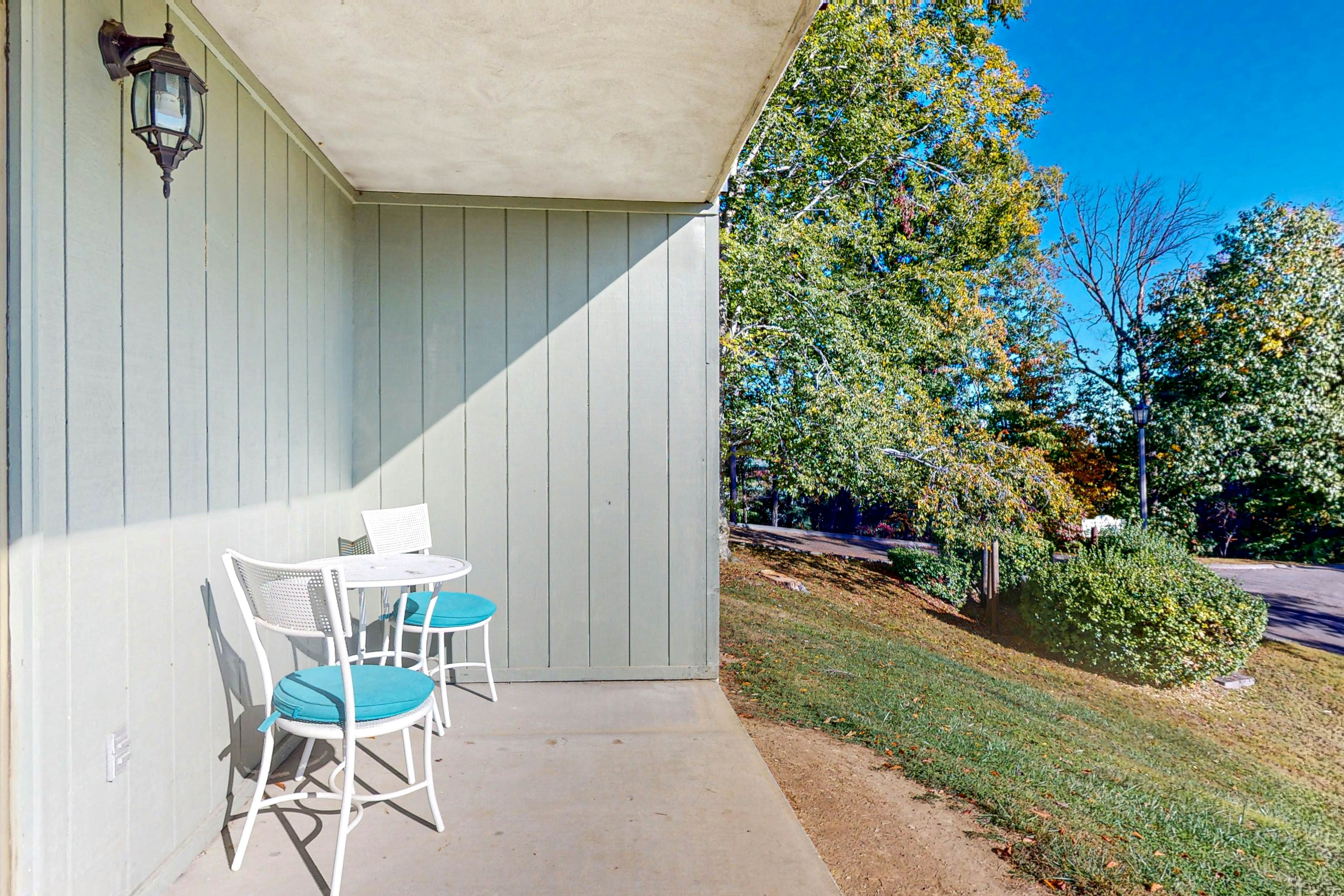 Mtn-view condo -outdoor pool, fireplace, arcade, pool table, Free Attraction Tix