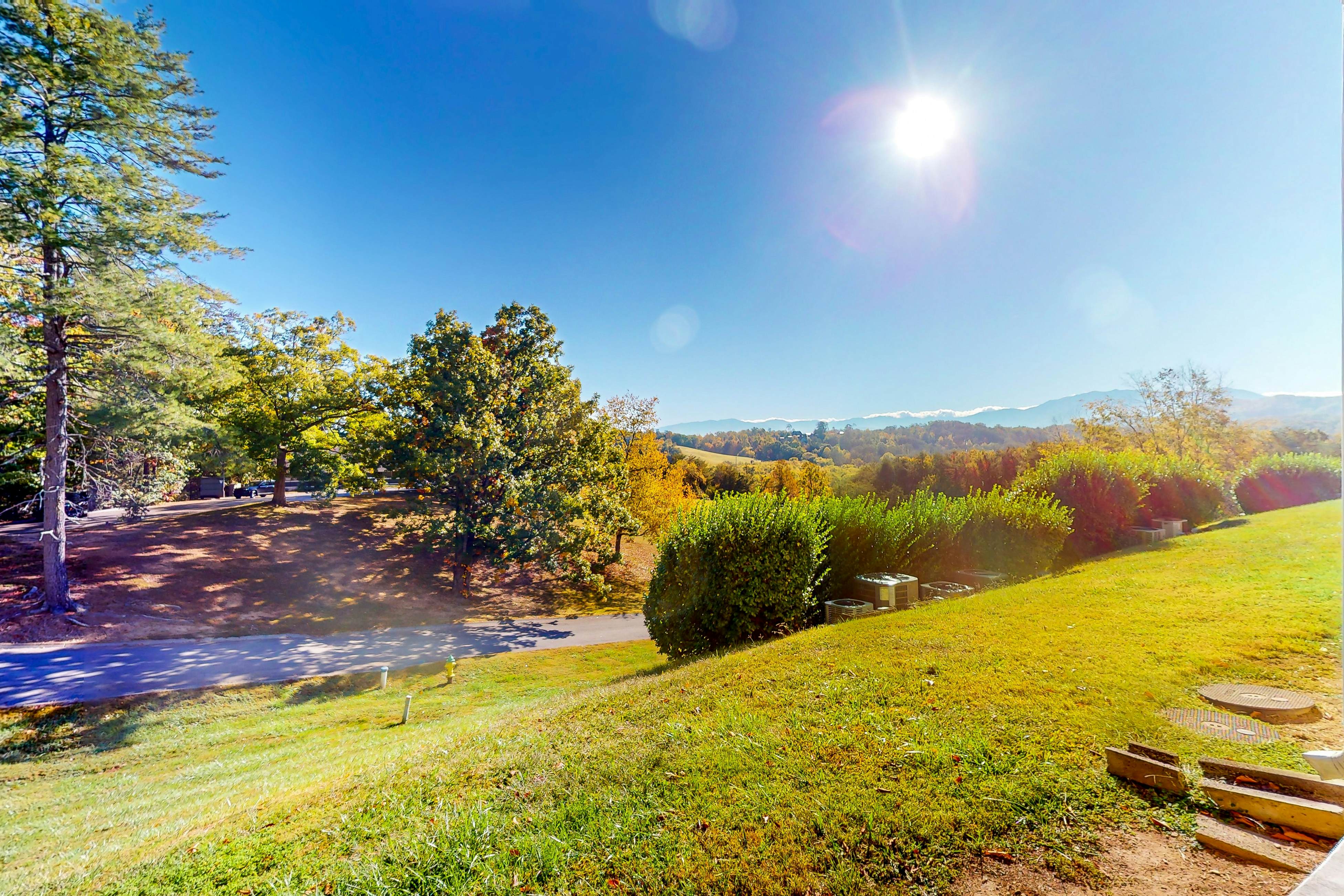 Mtn-view condo -outdoor pool, fireplace, arcade, pool table, Free Attraction Tix