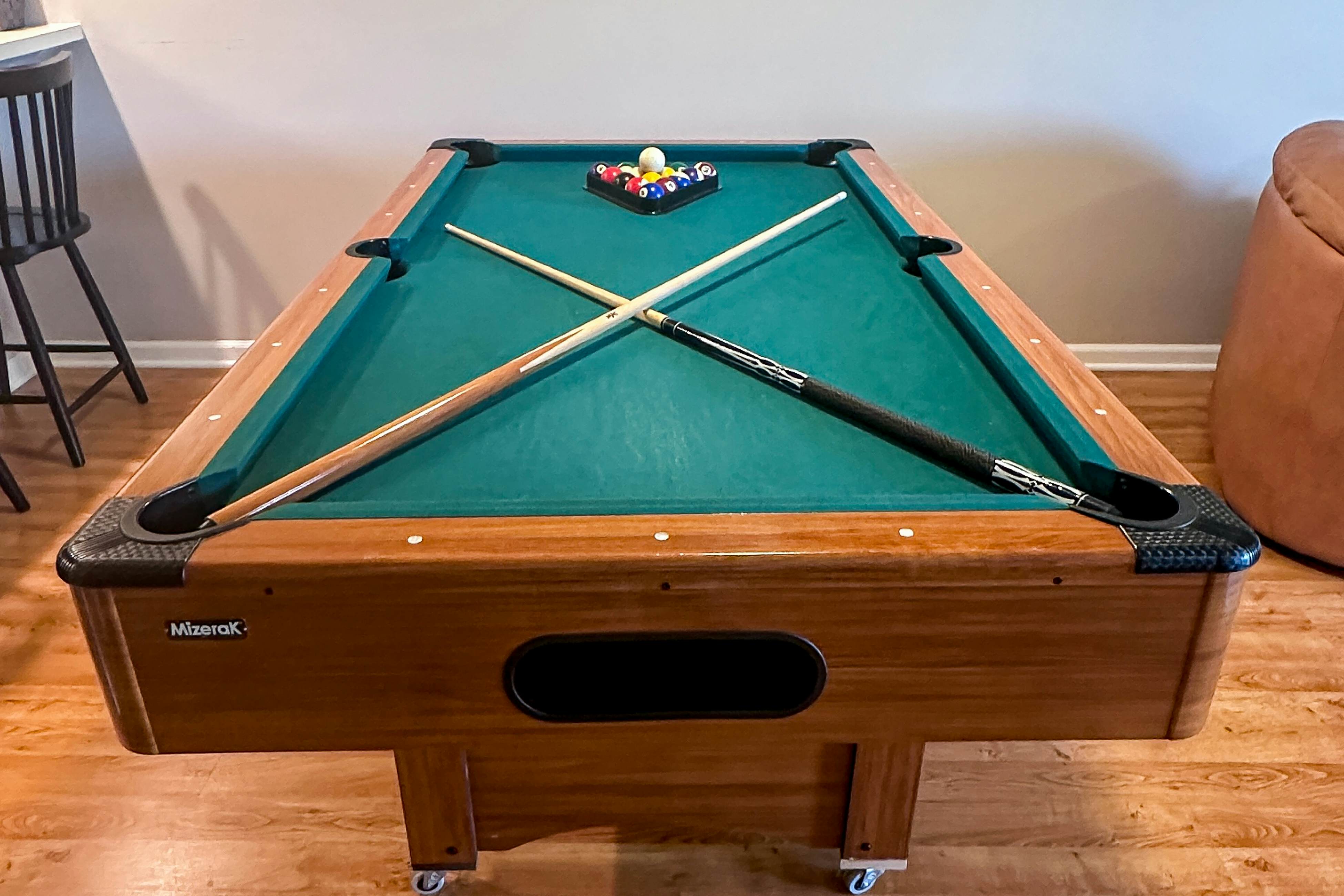 Mtn-view condo -outdoor pool, fireplace, arcade, pool table, Free Attraction Tix