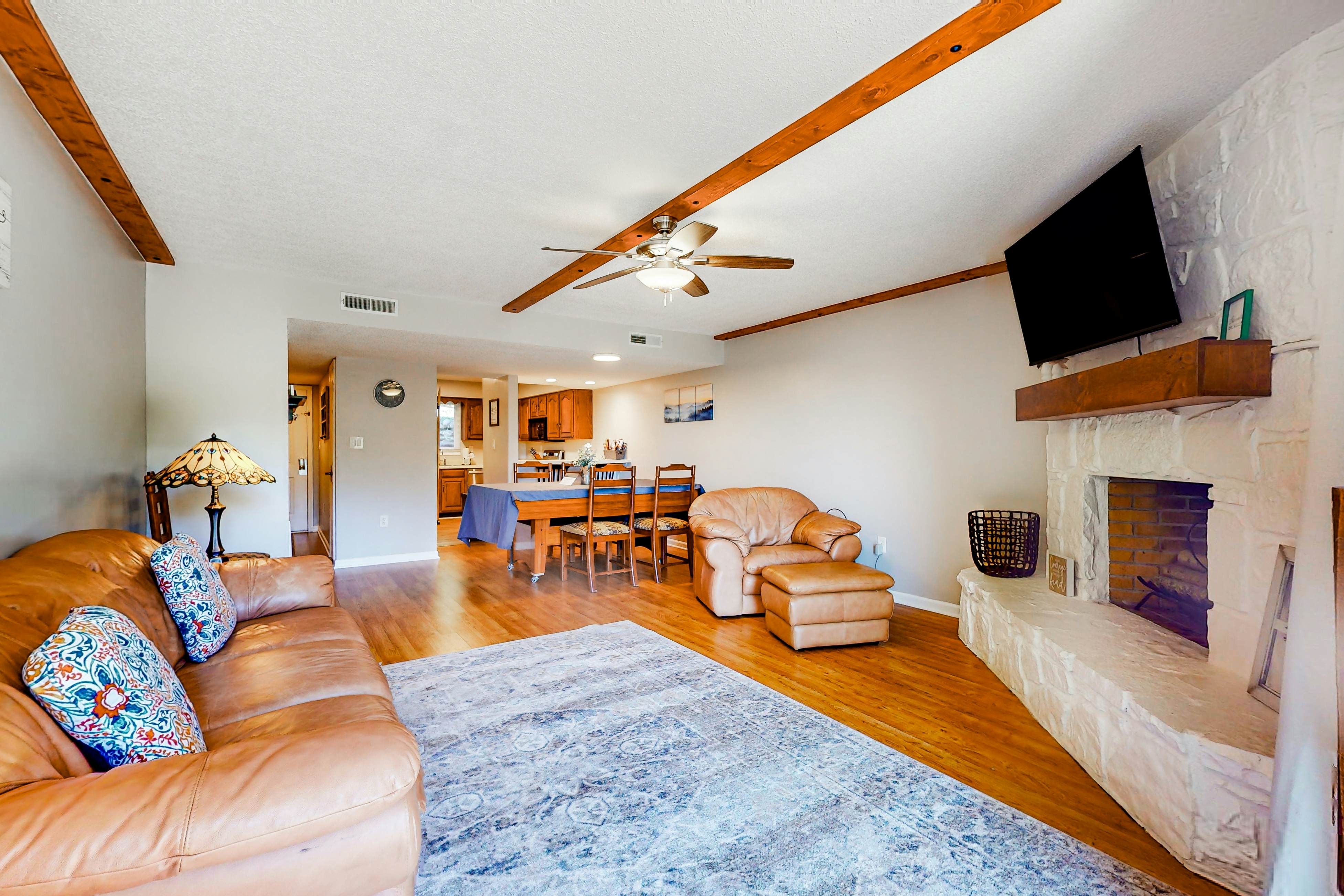 Mtn-view condo -outdoor pool, fireplace, arcade, pool table, Free Attraction Tix