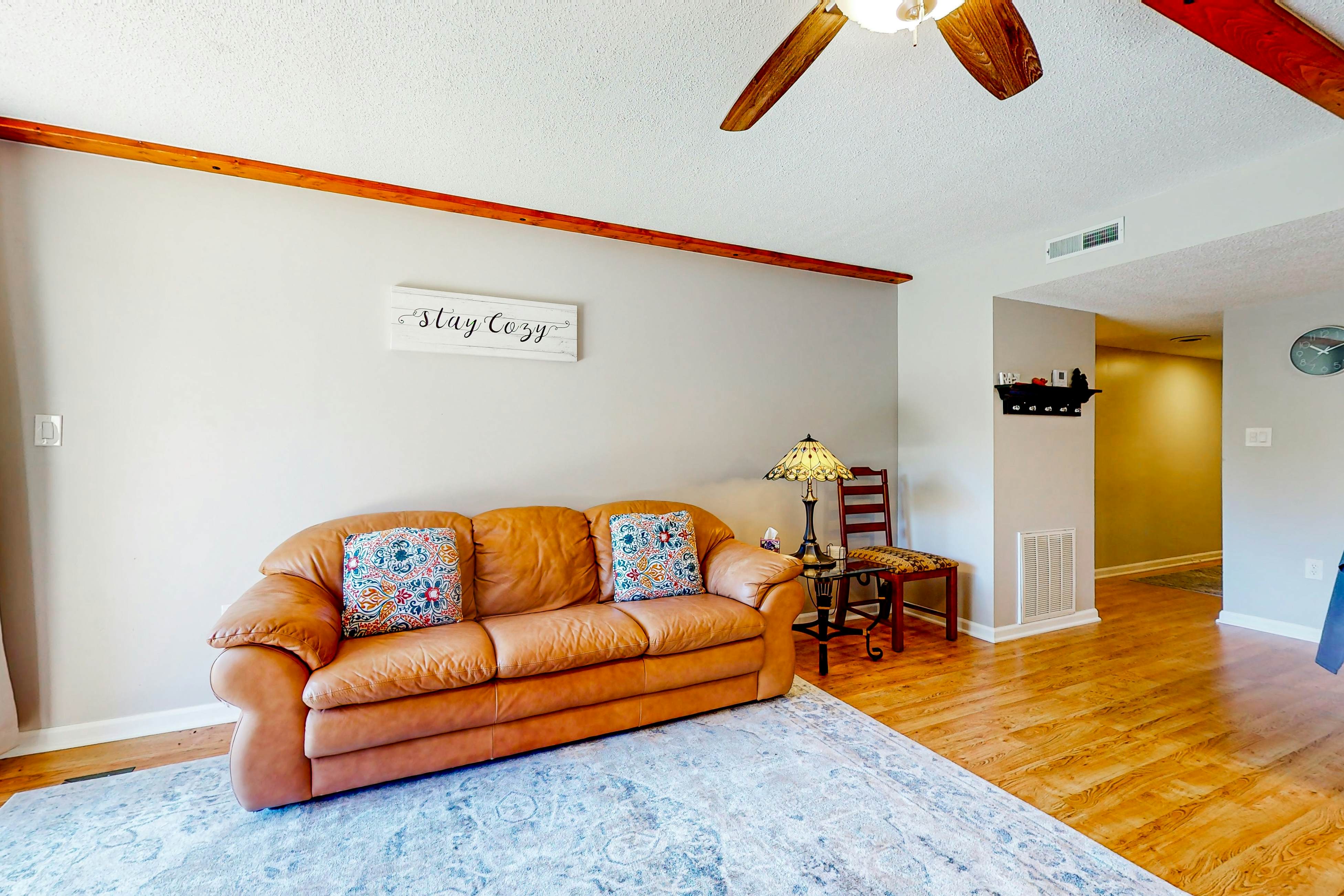 Mtn-view condo -outdoor pool, fireplace, arcade, pool table, Free Attraction Tix