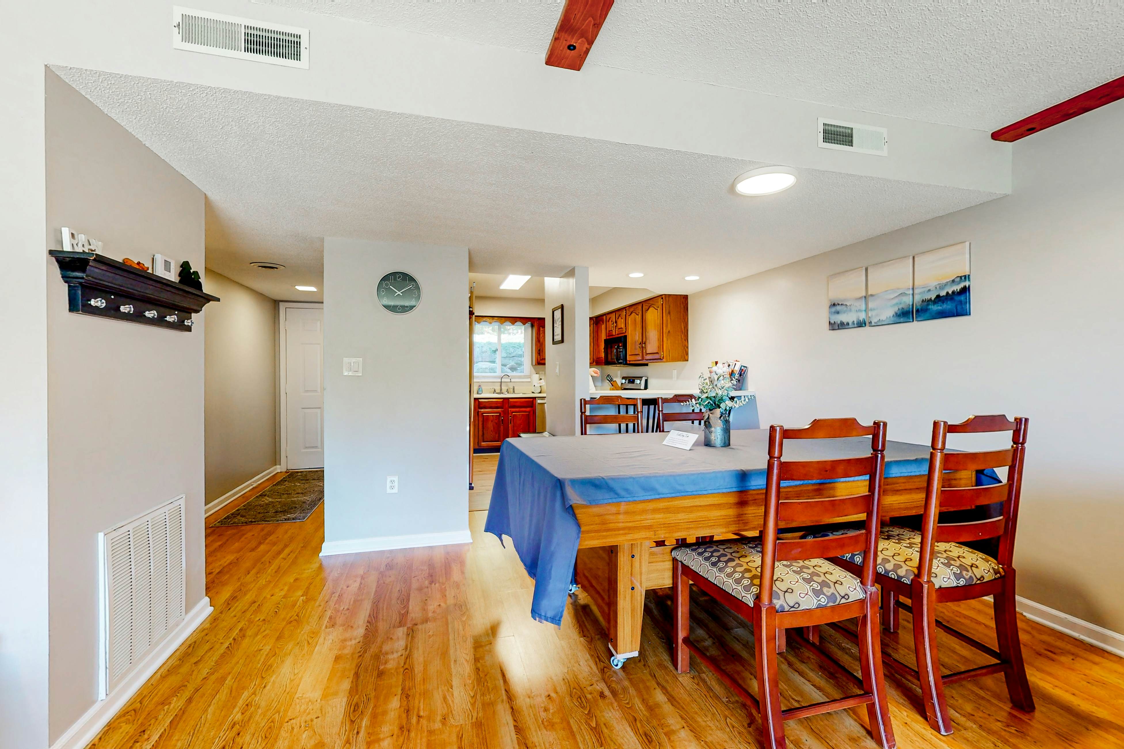 Mtn-view condo -outdoor pool, fireplace, arcade, pool table, Free Attraction Tix